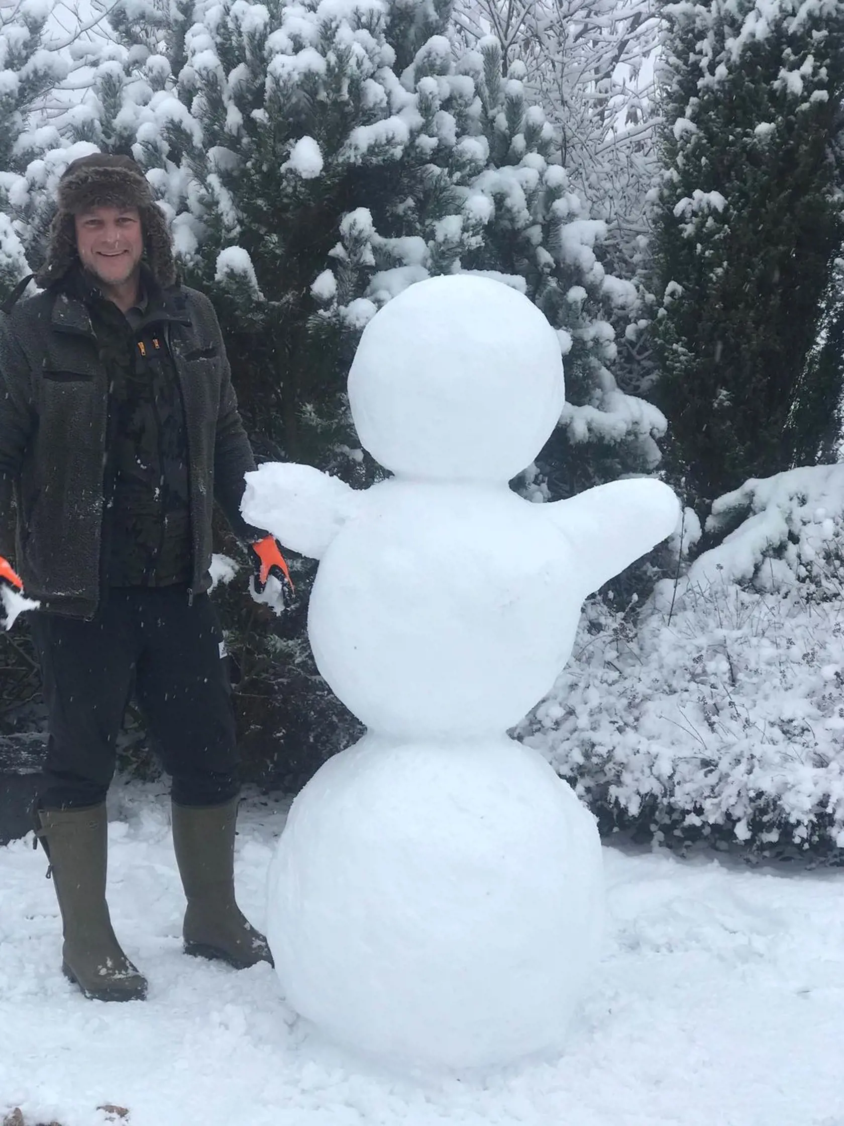 "🎅🏻 V našej snehovej rozprávke. ❄️Neviem ako vy, ale ja milujem zimu a teda koľko snehu do rána nasypalo, waw. ⛄️Prekrásna krajina a zázračne nás našiel aj Mikuláš. 😂👏💙