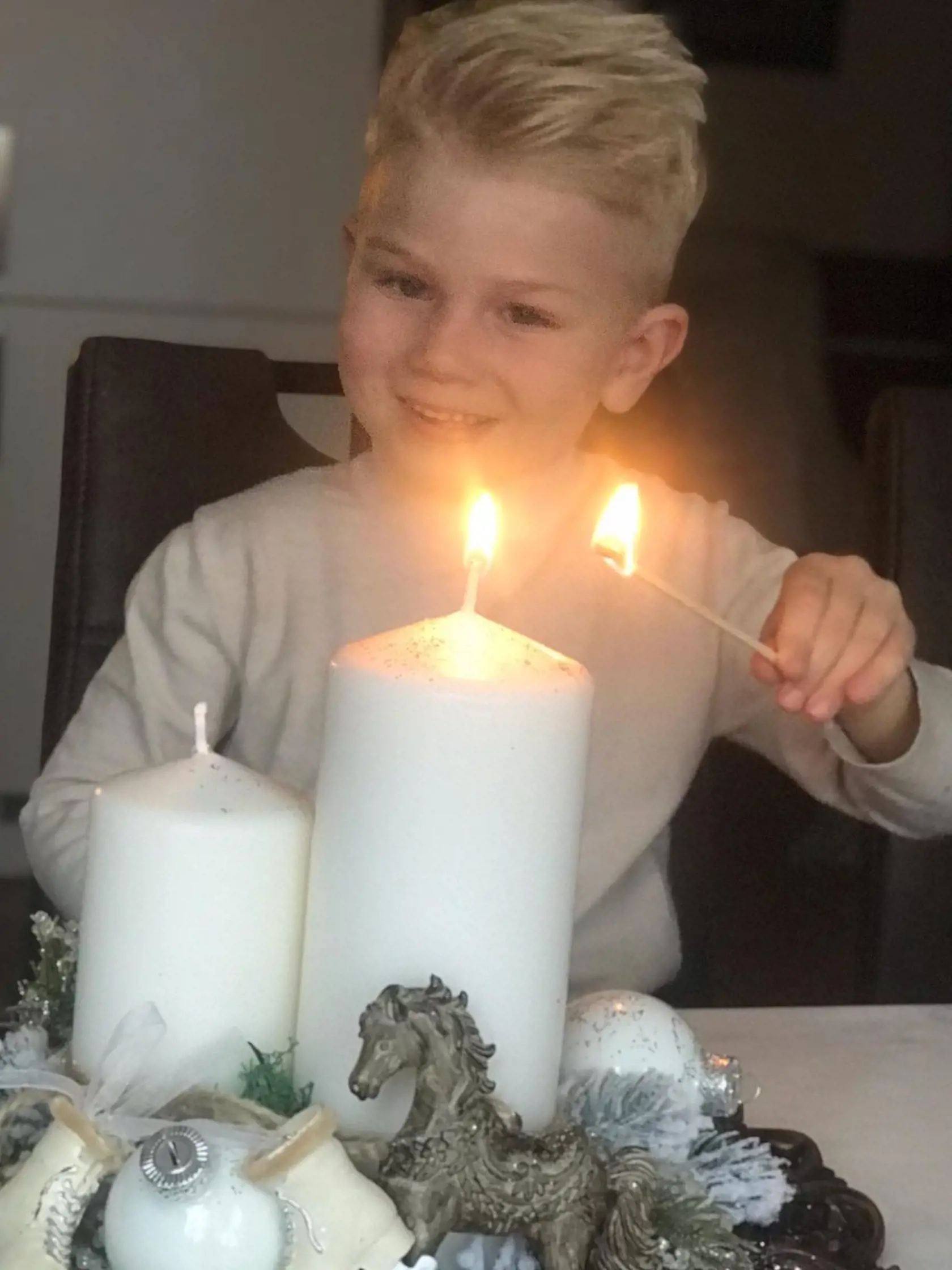 "❤️ Začína sa zázračný ČAS. ❤️ A ja som vďačná za všetky očakávania, tradície, príbehy, svetielka aj radosť, ktorú toto obdobie prináša, 🎅🏻🎄" napísala k fotke s Adamkom mama Zlatica.