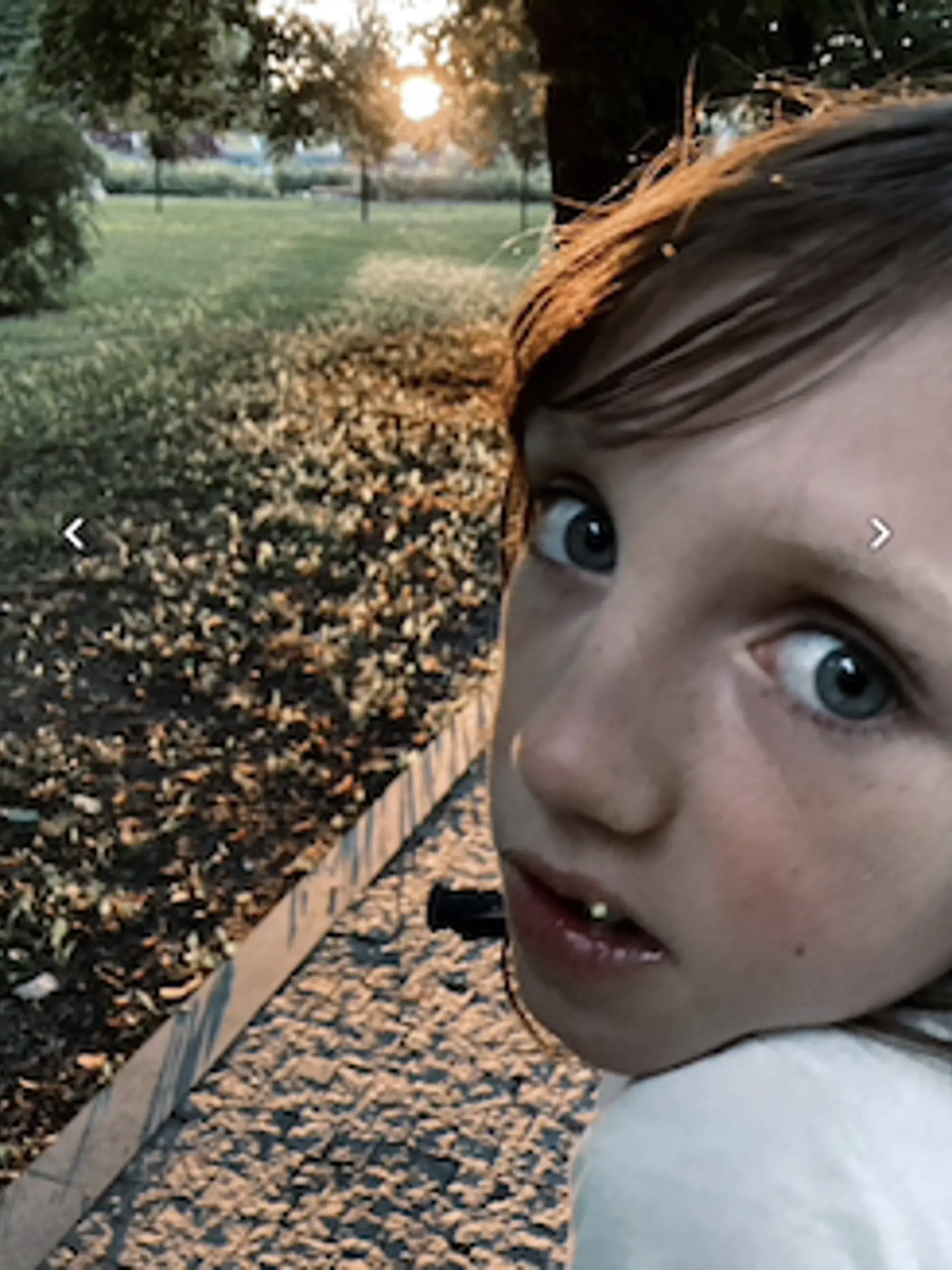 Týmito fotografiami sa lúčili príbuzní a smútoční hostia v novembri v pohrebnom ústave v americkom Illinoise s ľúbezným a milovaným dievčatkom Kassandrou (†9), ktorá zomrela 21. augusta 2022. Našli ju mŕtvu vo vani u babky vo Valalikoch pri Košiciach.