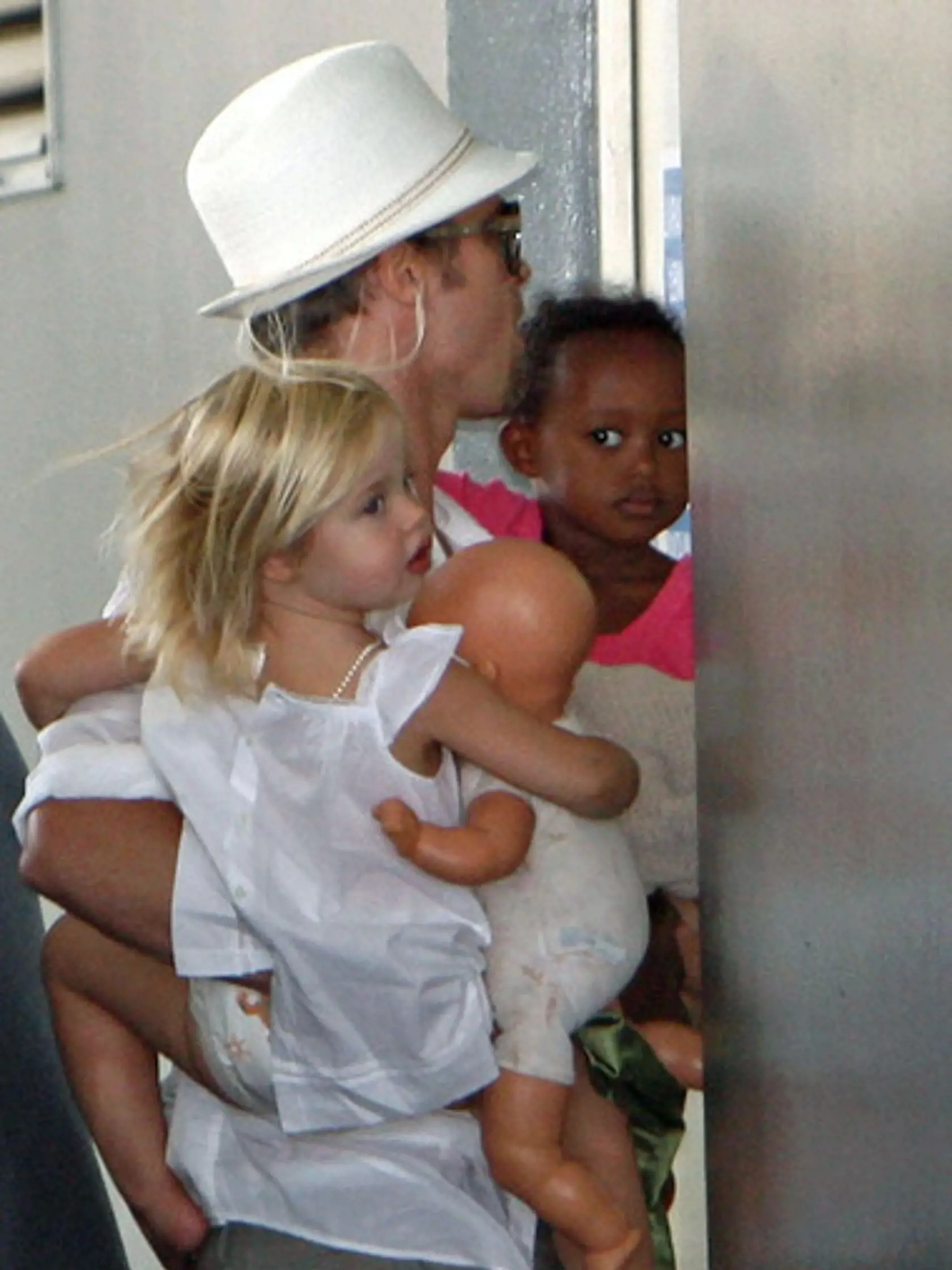 ©BAUER-GRIFFIN.COM
Brad Pitt arrives at Lenval Hospital with Maddox (b. Aug. 05, 2001), Zahara (b. Jan. 08, 2005) and Shiloh (b. May 27, 2006).
NON-EXCLUSIVE      July 02, 2008
Job: 43569EJ    Nice, Fance
www.bauergriffin.com
www.bauergriffinonline.com

