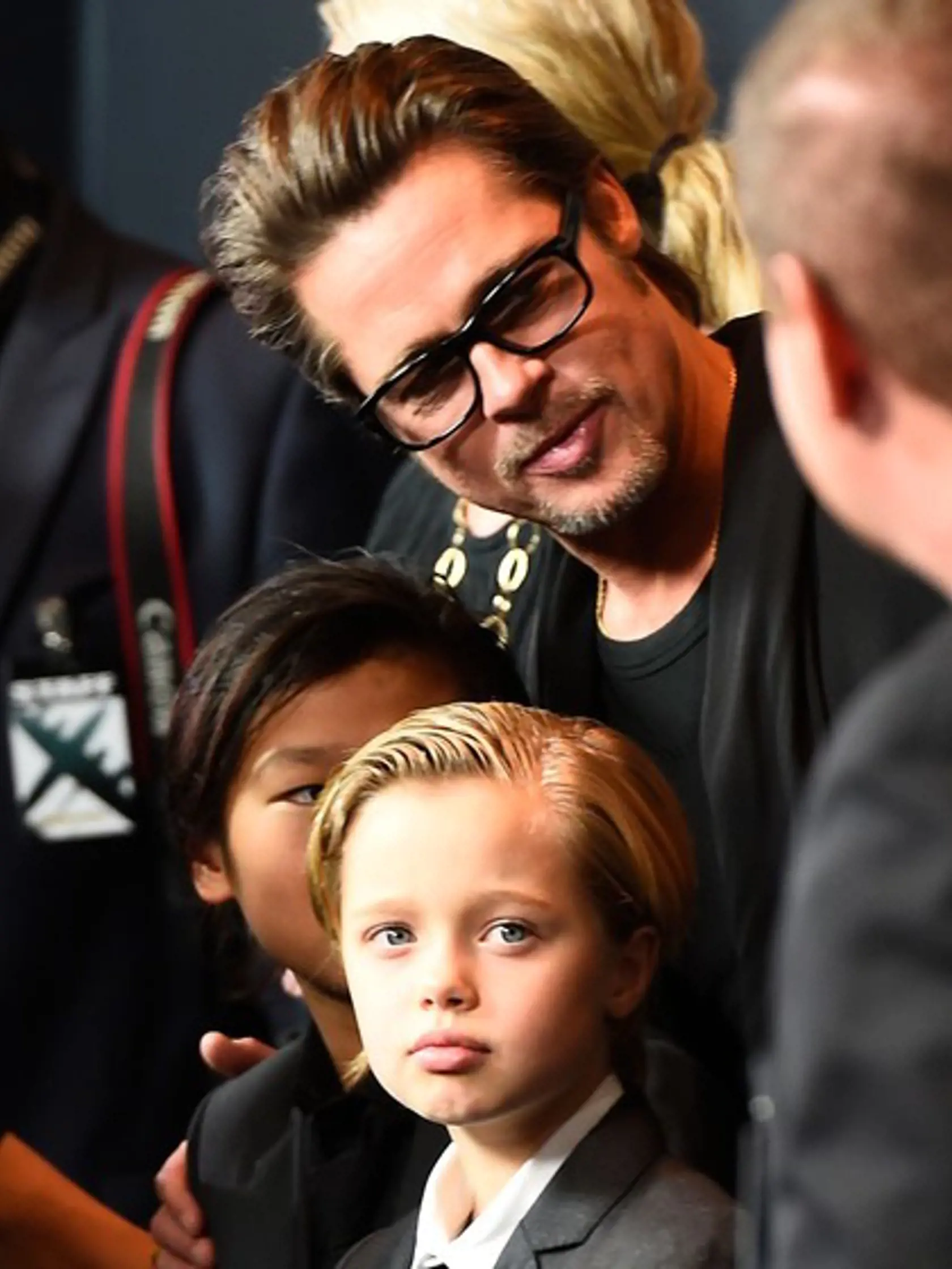 Brad Pitt a Shiloh na premiére filmu Unbroken.