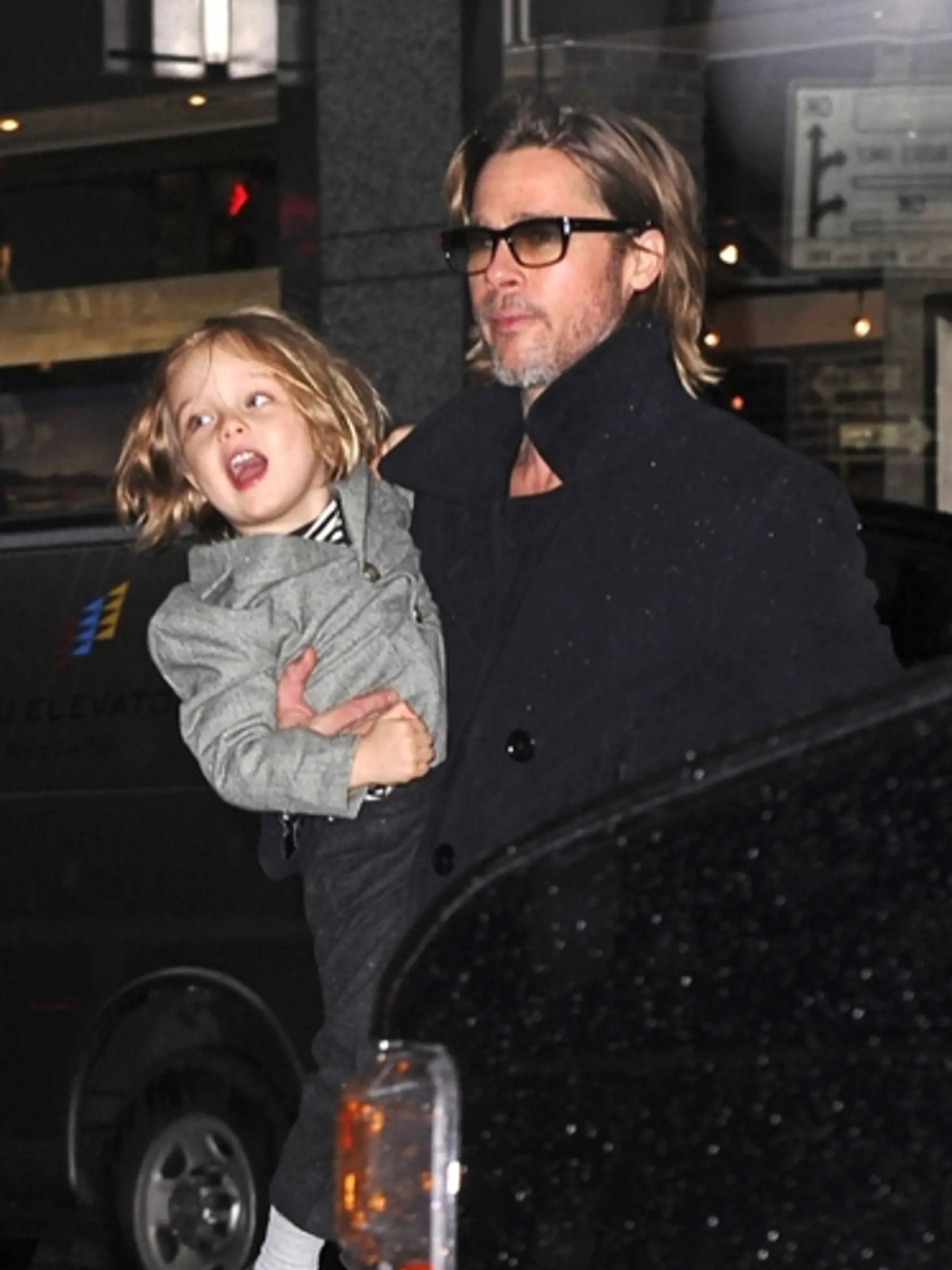 Brad Pitt a jeho dcérka Shiloh, ktorá vyzerá ako chlapec.