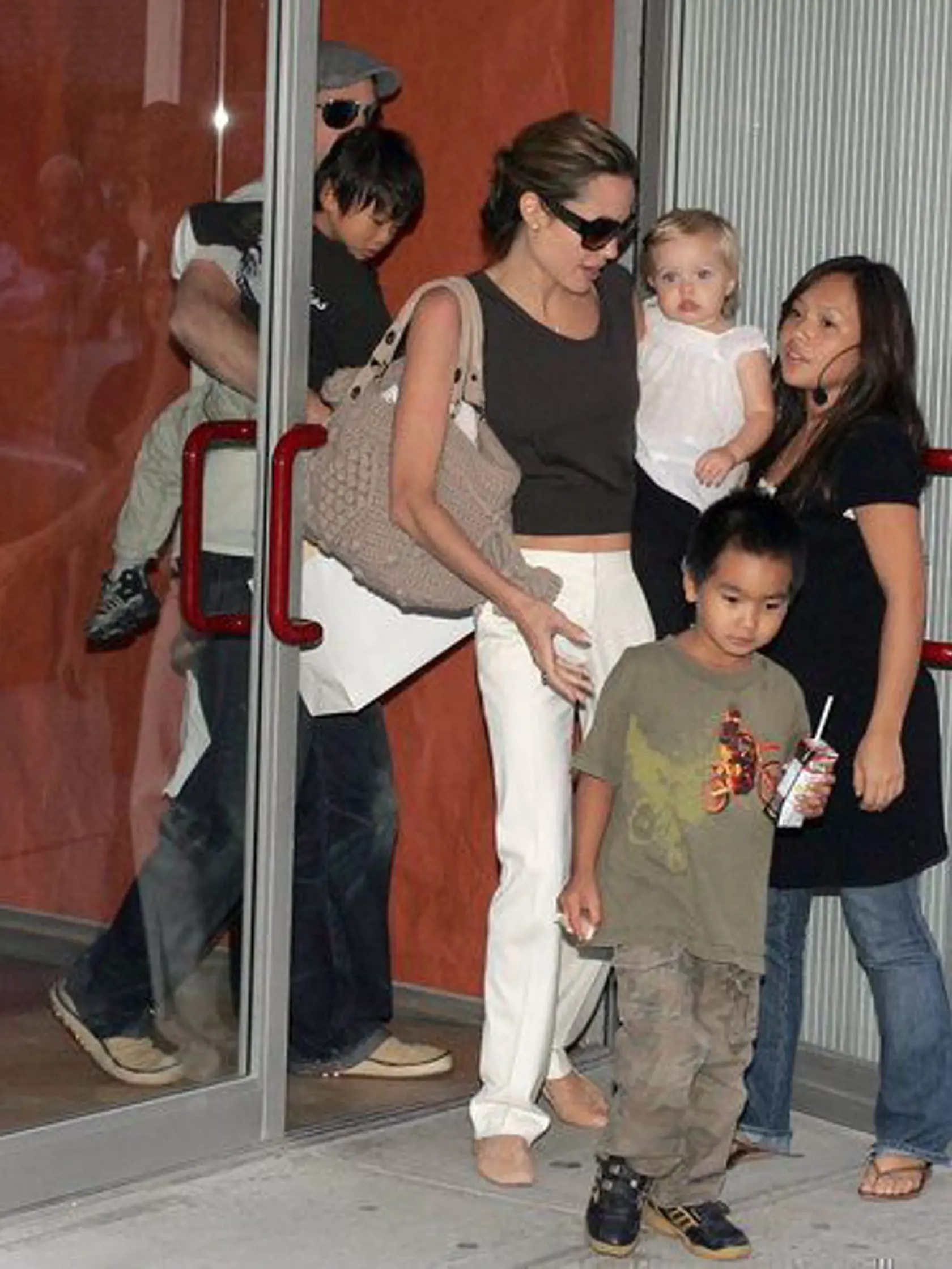 Angelina Jolie, Brad Pitt a jejich potomstvo (blonďatá Shiloh je v Angeliině náručí)