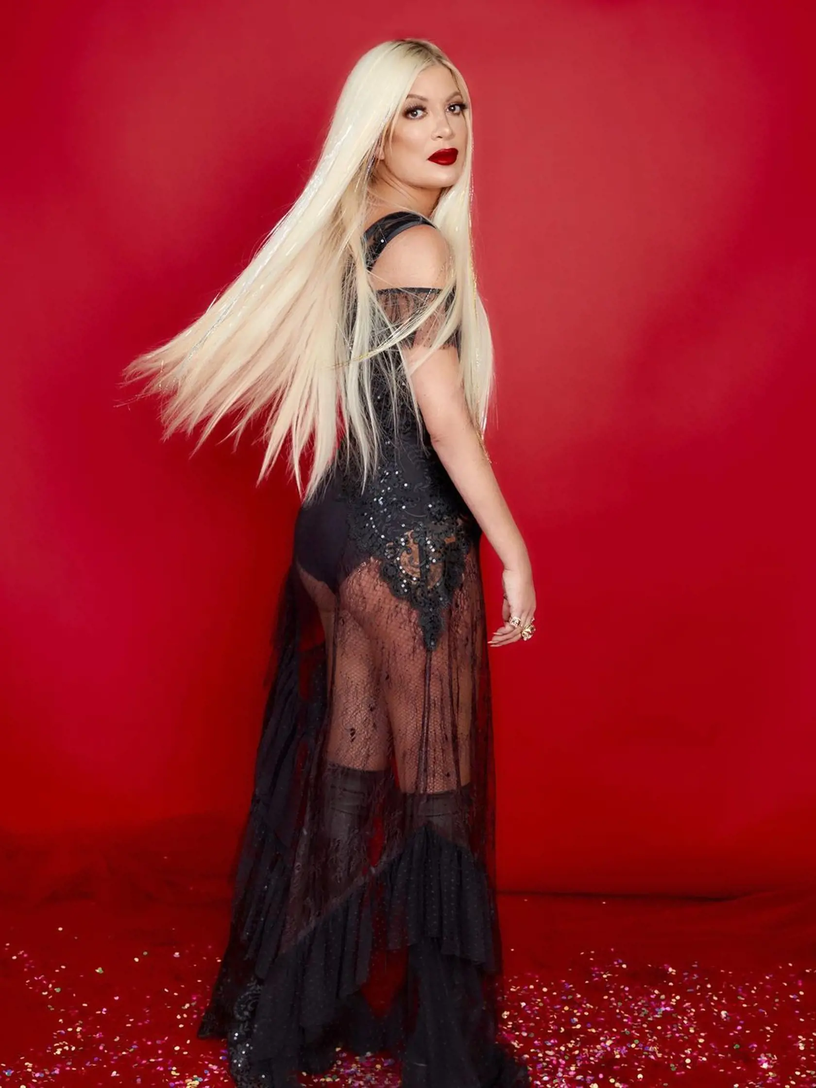 Seriálová Donna stavila na sexepíl a na červený koberec prišla vo zvodnom outfite, ktorý viac odhaľoval, ako zahaľoval, Tori Spelling si pri tejto príležitosti obliekla čierne čipkované body s priehľadnou čiernou sukňou pripomínajúcou vlečku, ktorej rozparok siahal až medzi jej nohy.
