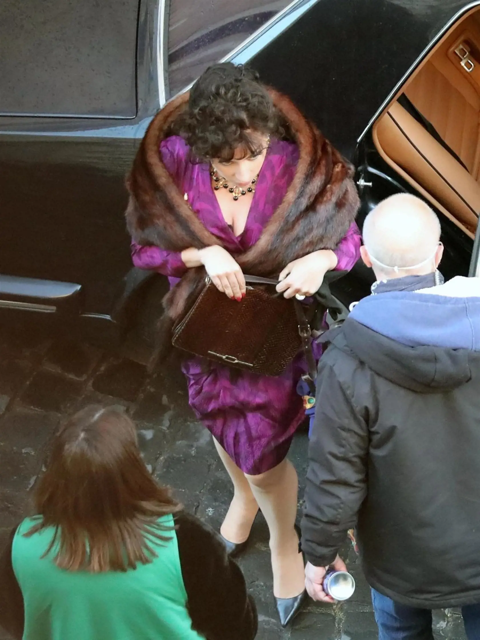 Lady Gaga  neustrážila svoje nohy a tak sa fotografom naskytol pohľad na to, čo schováva pod sukňou. Zábery speváčkinho lona tak obleteli celý svet.