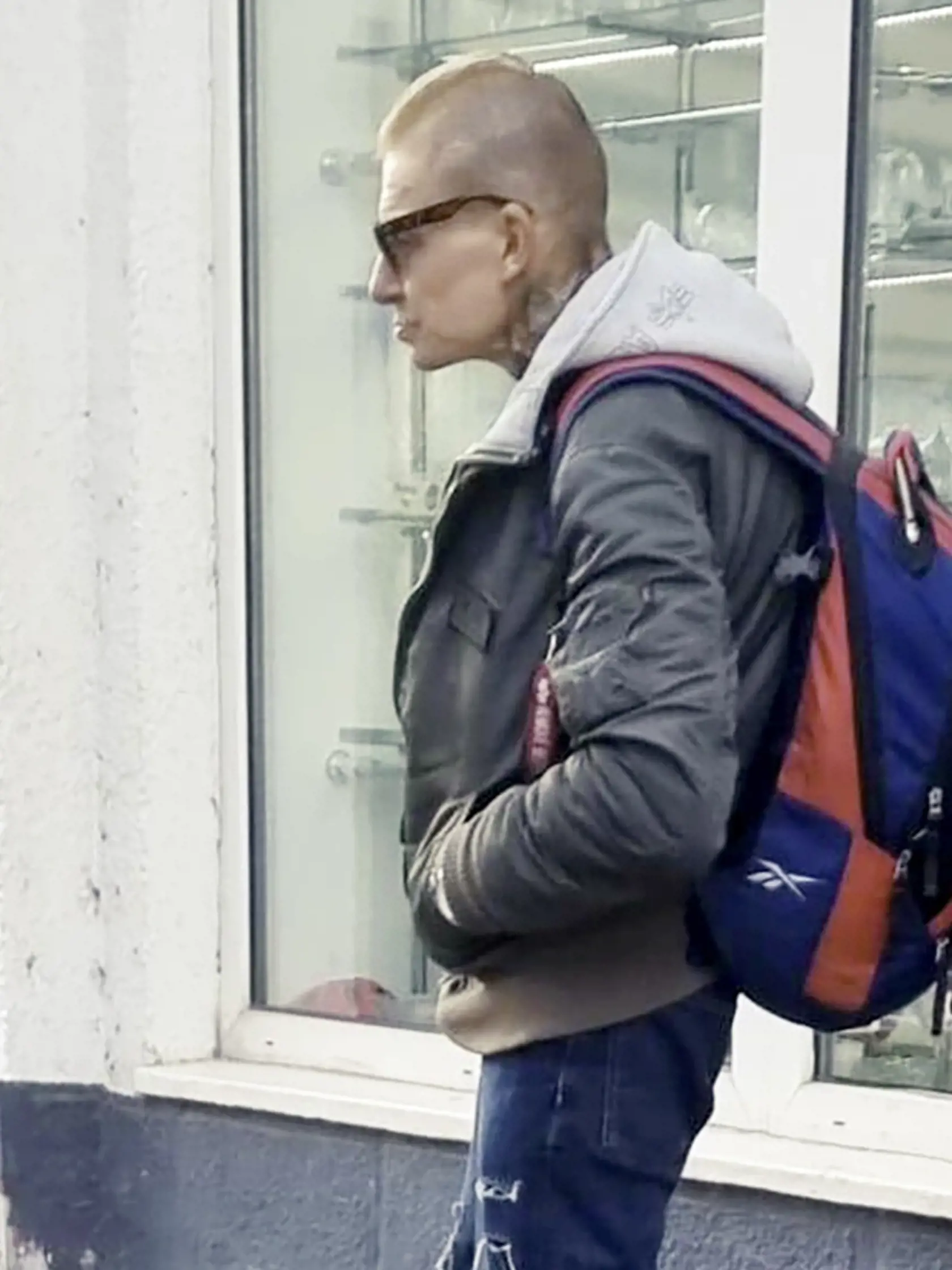 ŽALOSTNÝ POHĽAD
Hoffmann akoby neustále chradol. Jeho tvár pôsobí zničene. Cigaretu si však neodpustí.