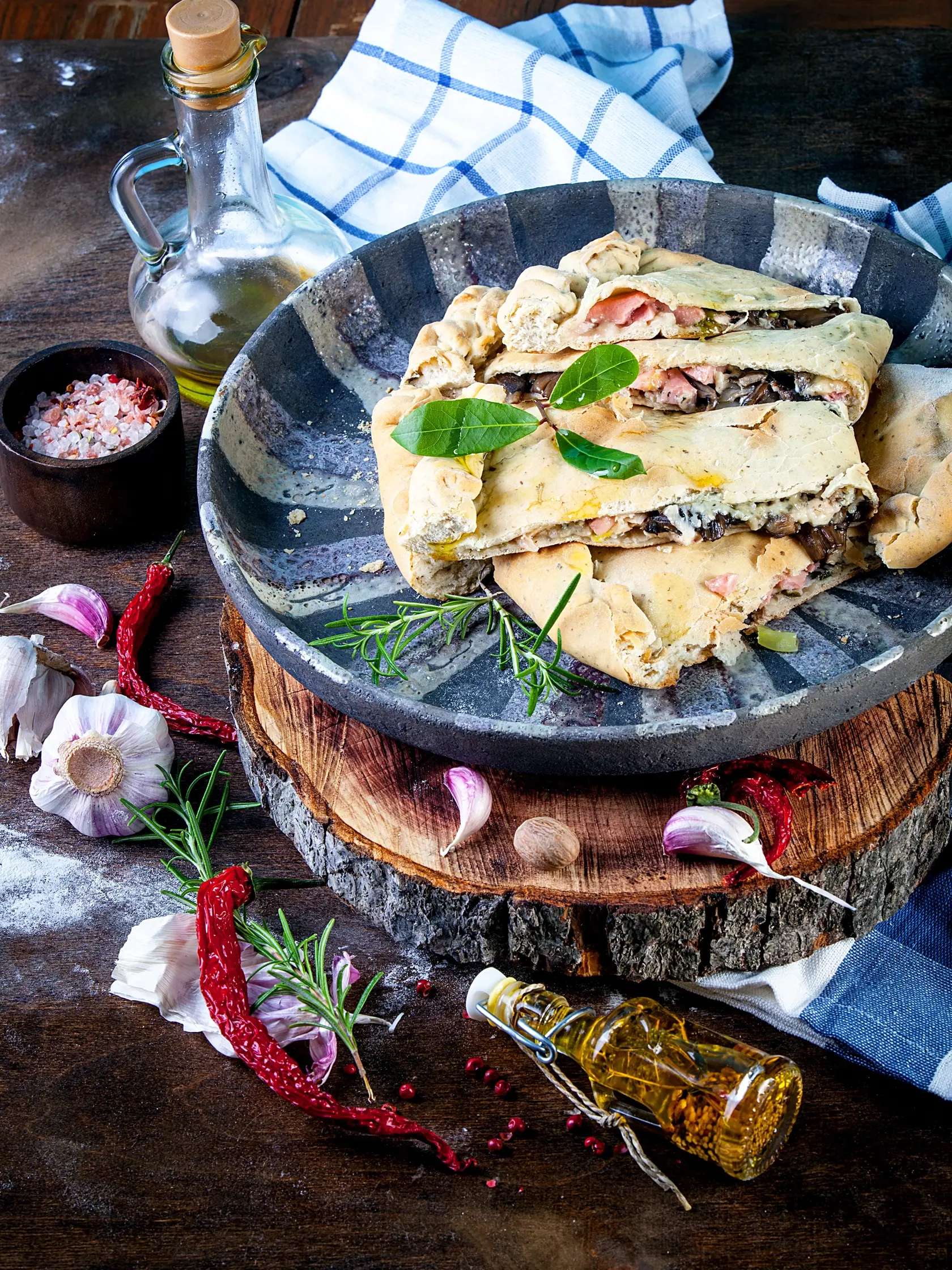 Prekladaná pizza calzone s hubami a so šunkou