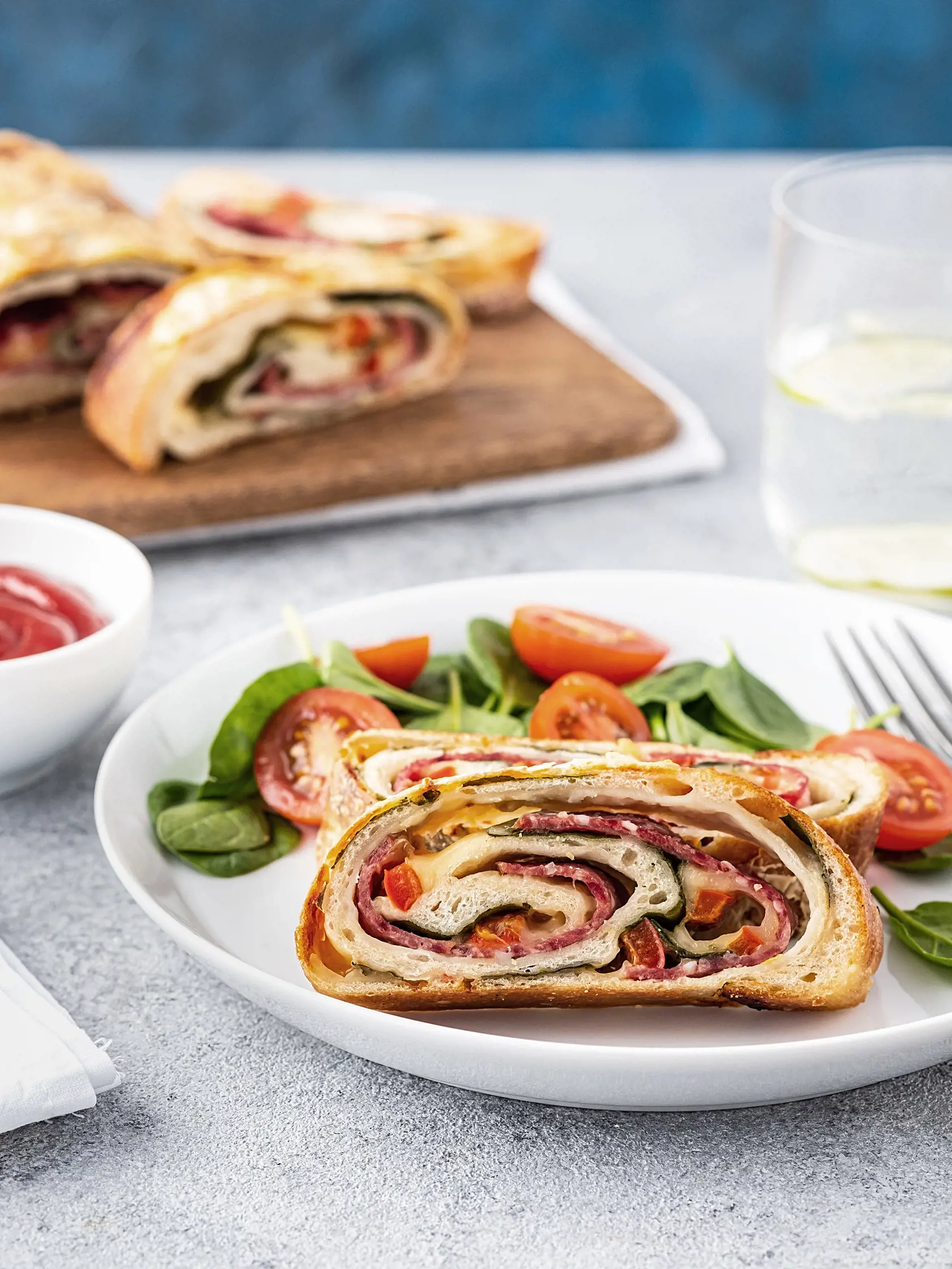 Pizzová roláda so slaninou a zeleninou