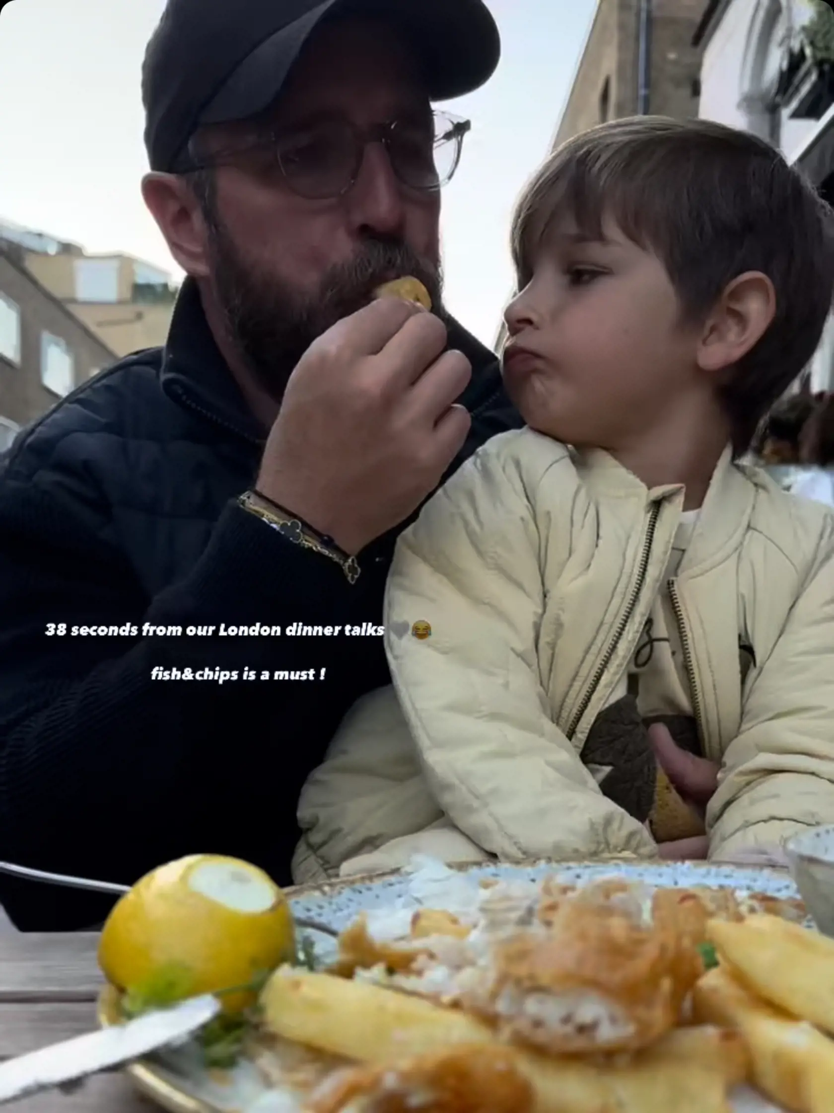 Jakubko si aj s otcom Michalom doprial fish and chips.