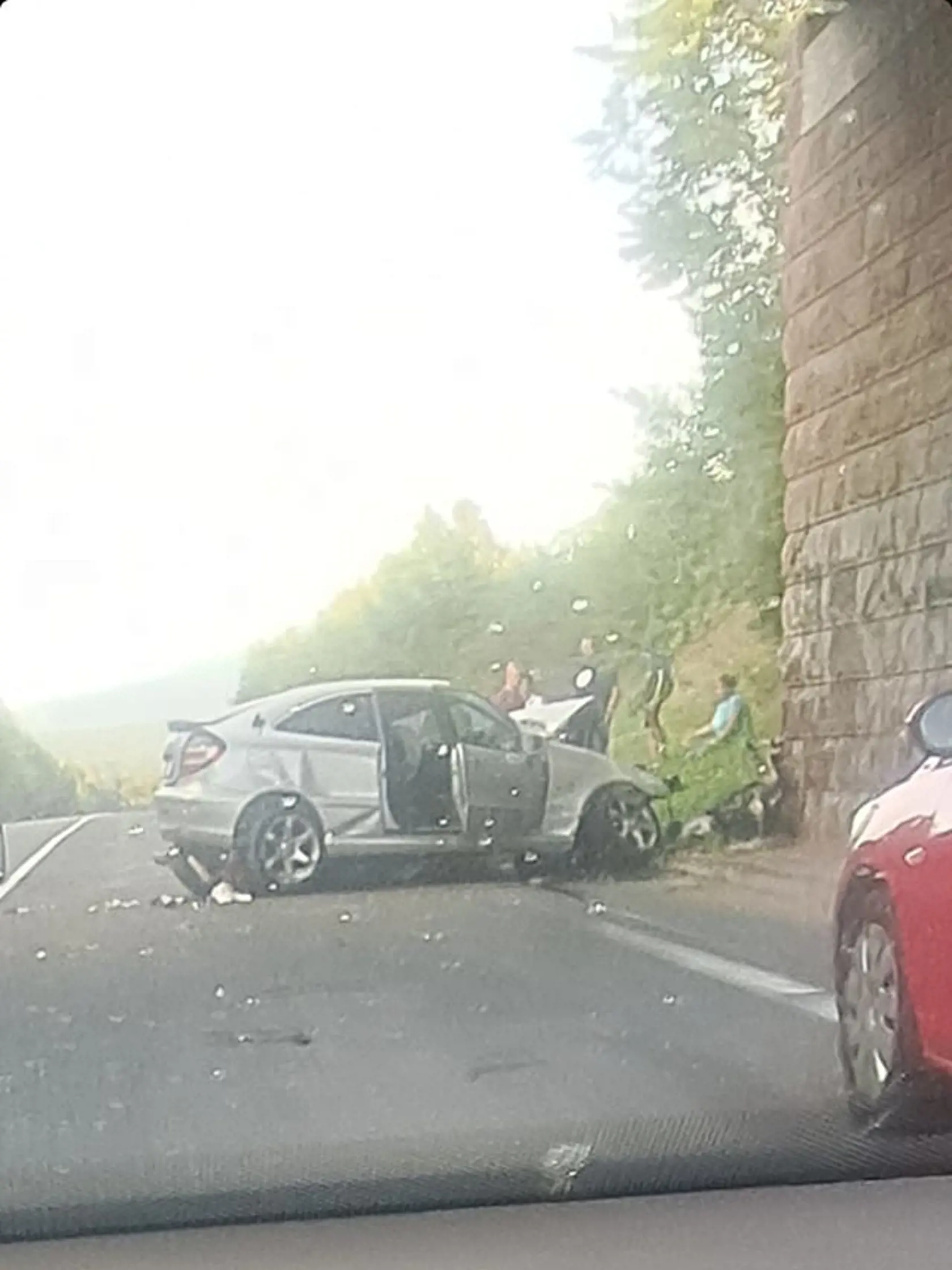 21-ročná vodička vozidla Mercedes Benz z doposiaľ presne nezistených príčin prešla do protismeru a narazila do piliera mosta.