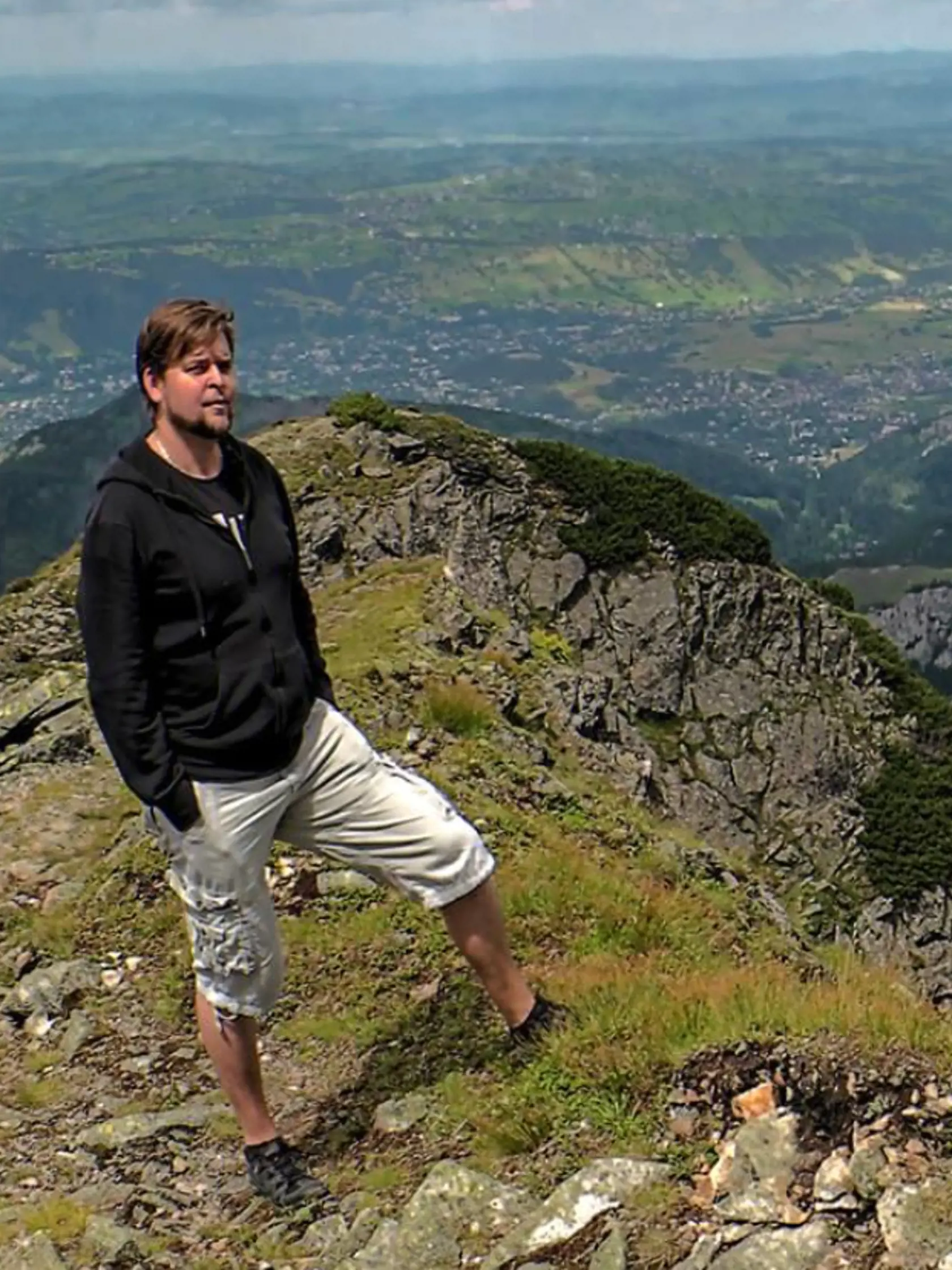 Matúš šoféroval dodávku, v ktorej sa viezlo 9 ľudí.Na hlavnom pojednávaní dňa 29.05.2023 v trestnej veci Okresného súdu Liptovský Mikuláš bola bola prečítaná jeho výpoveď ako obžalovaného a boli vypočutí dvaja svedkovia. "Hlavné pojednávanie súd odročil na 26.06.2023 s tým, že bude predvolaný ďalší svedok a taktiež aj znalec,” informovala hovorkyňa Krajského súdu v Žiline Anna Dudová Záborská.