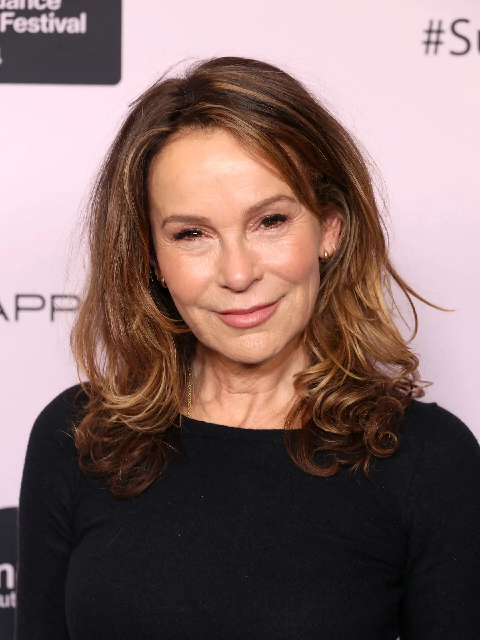 V čase nakrúcania mala Jennifer Grey 26 rokov, hoci filmová Baby mala mať podľa scenára len sladkých šestnásť. No vedeli ste, že v hre získať hlavnú úlohu boli aj iné mená? Režisér sa rozhodoval medzi Winonou Ryder, Sarah Jessicou Parker a Sharon Stone, ale napokon padla voľba práve na Jennifer Grey.