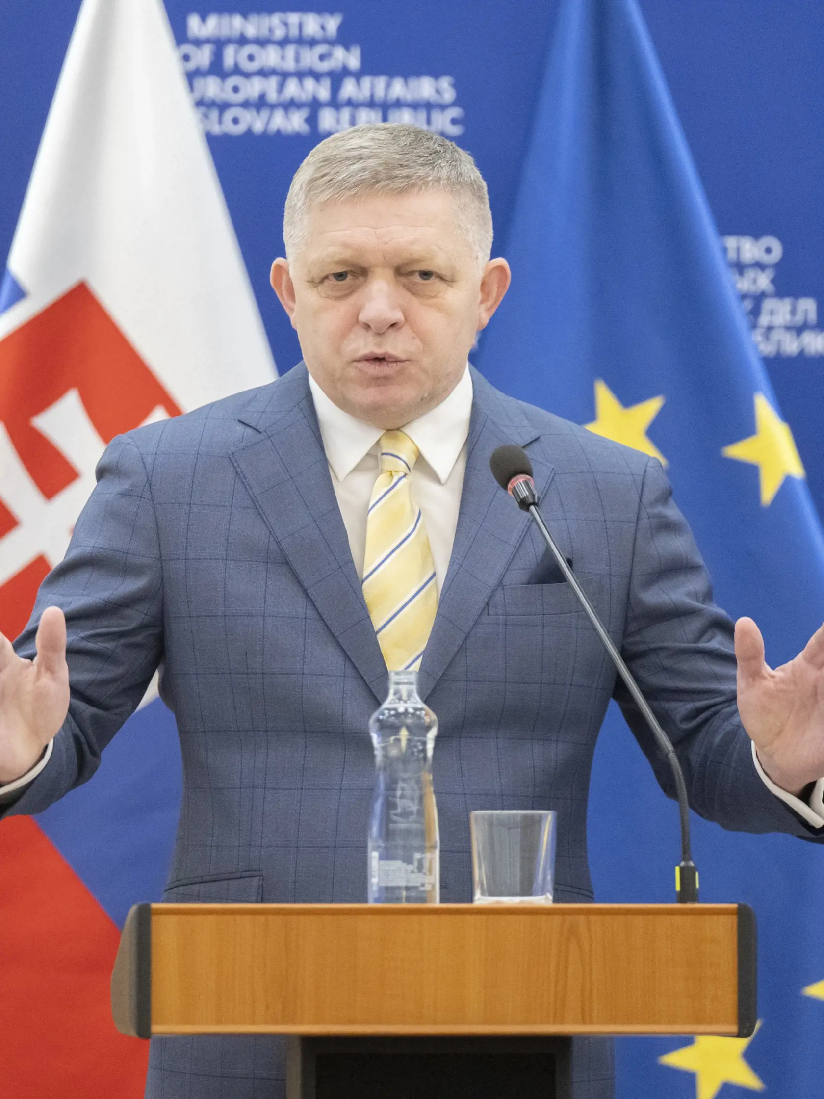 Na snímke predseda vlády SR Robert Fico (Smer-SD) gestikuluje počas príhovoru v rámci novoročného stretnutia s mimoriadnymi a splnomocnenými veľvyslancami akreditovanými pre SR v Bratislave 31. januára 2025. FOTO TASR - Martin Baumann