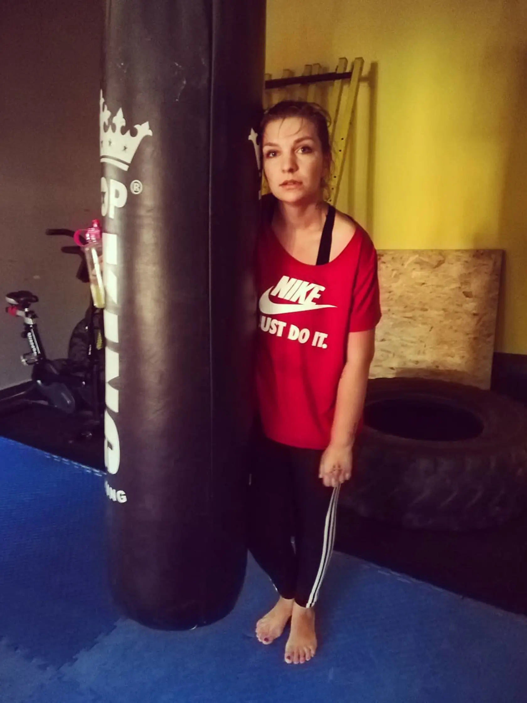 Júl 2019: Simona aj vtedy makala v posilňovni.