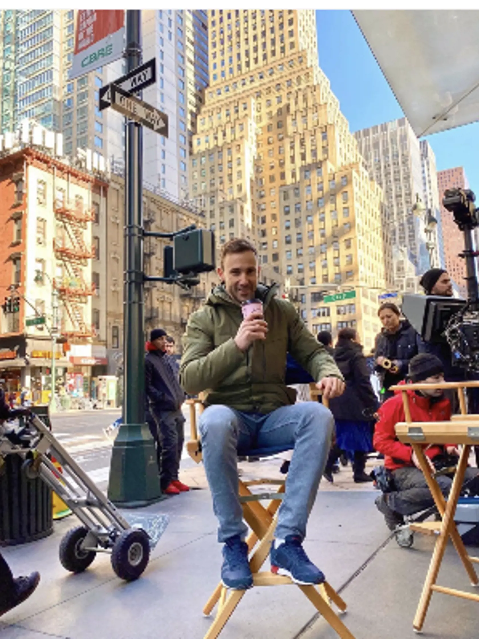 Marek na pľaci počas natáčania v uliciach New Yorku. Bruce bol hereckým idolom nielen Mareka, ale aj jeho mamy Ingrid.