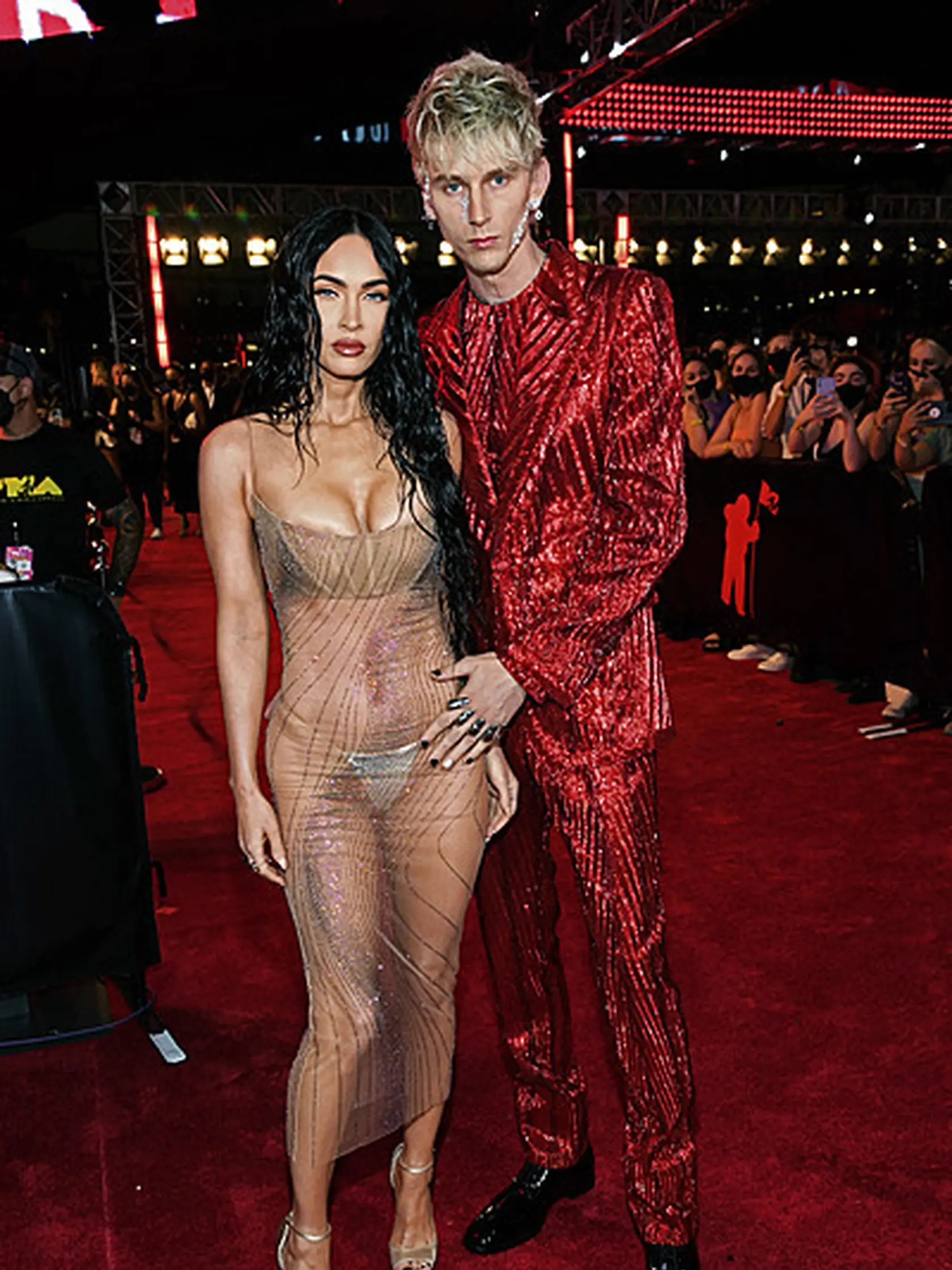 Megan Fox (38) Machine Gun Kelly (34)