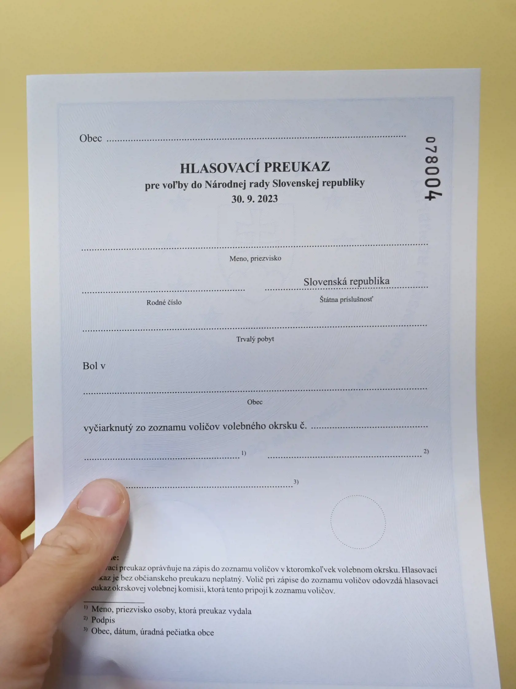 O hlasovací preukaz je možné požiadať aj deň pred voľbami. Stačí zájsť na miestny úrad vášho trvalého bydliska, kde vám ho vydajú bezodkladne.