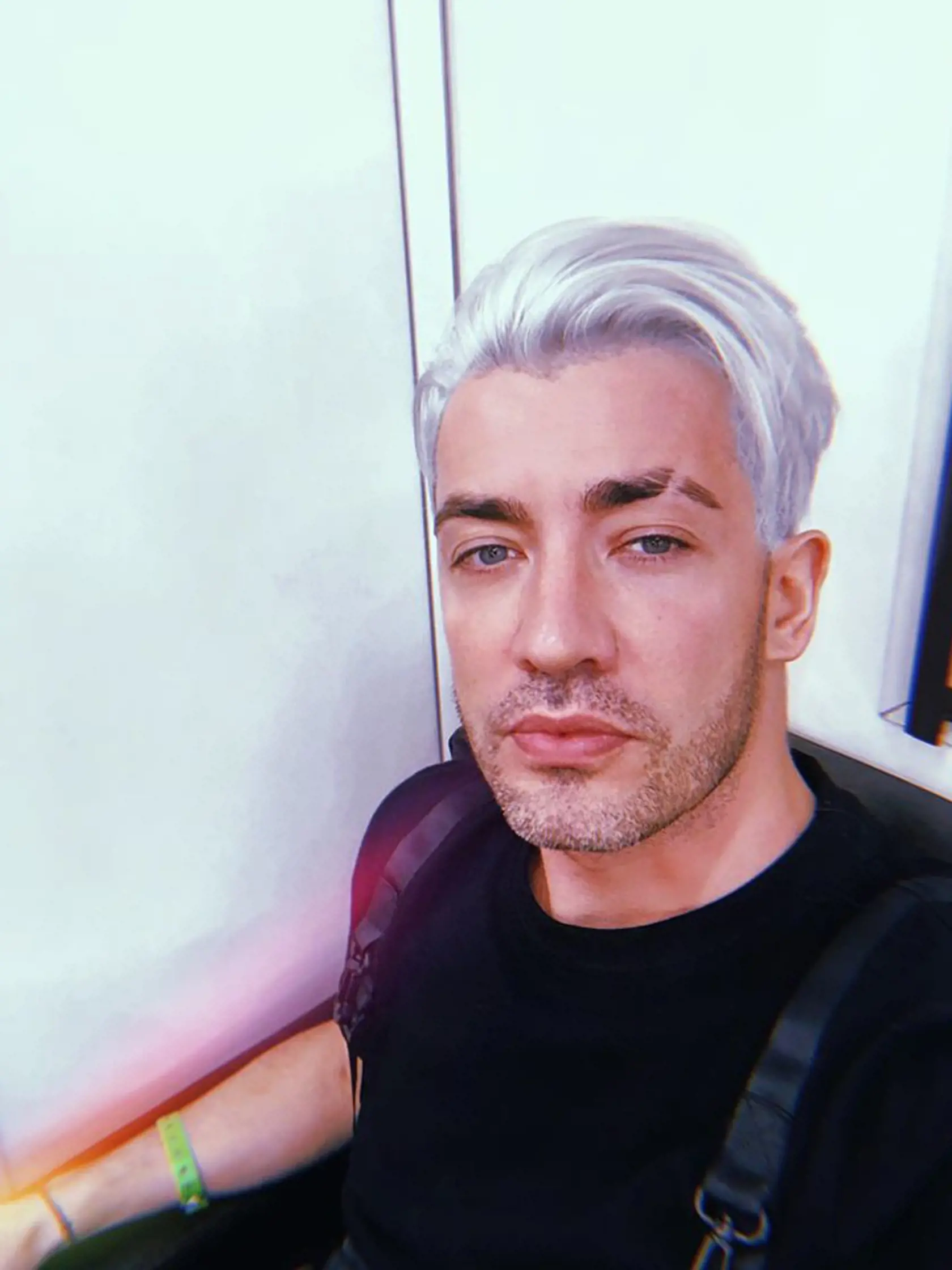 Spevák sa očividne rozhodol experimentovať so svojím imidžom, no takéto blond vlasy mu príliš nelichotia.