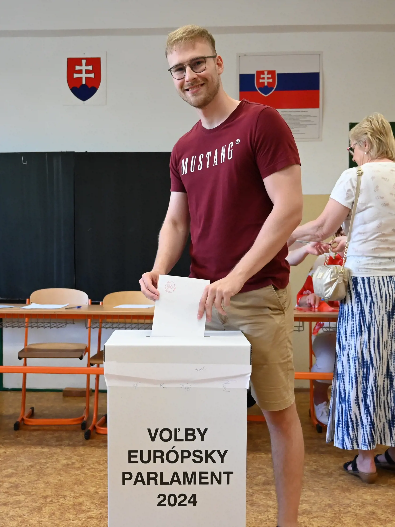 Na Slovensku sa v sobotu 8. júna 2024 začali v poradí piate voľby do Európskeho parlamentu.  Občania budú voliť 15 europoslancov z 22 politických strán a jednej koalície. Na snímke volič vhadzuje obálku s hlasovacím lístkom do volebnej schránky vo voľbách do Európskeho parlamentu na Základnej škole s materskou školou Spartakovská v Trnave v sobotu 8. júna 2024. FOTO TASR - Lukáš Grinaj