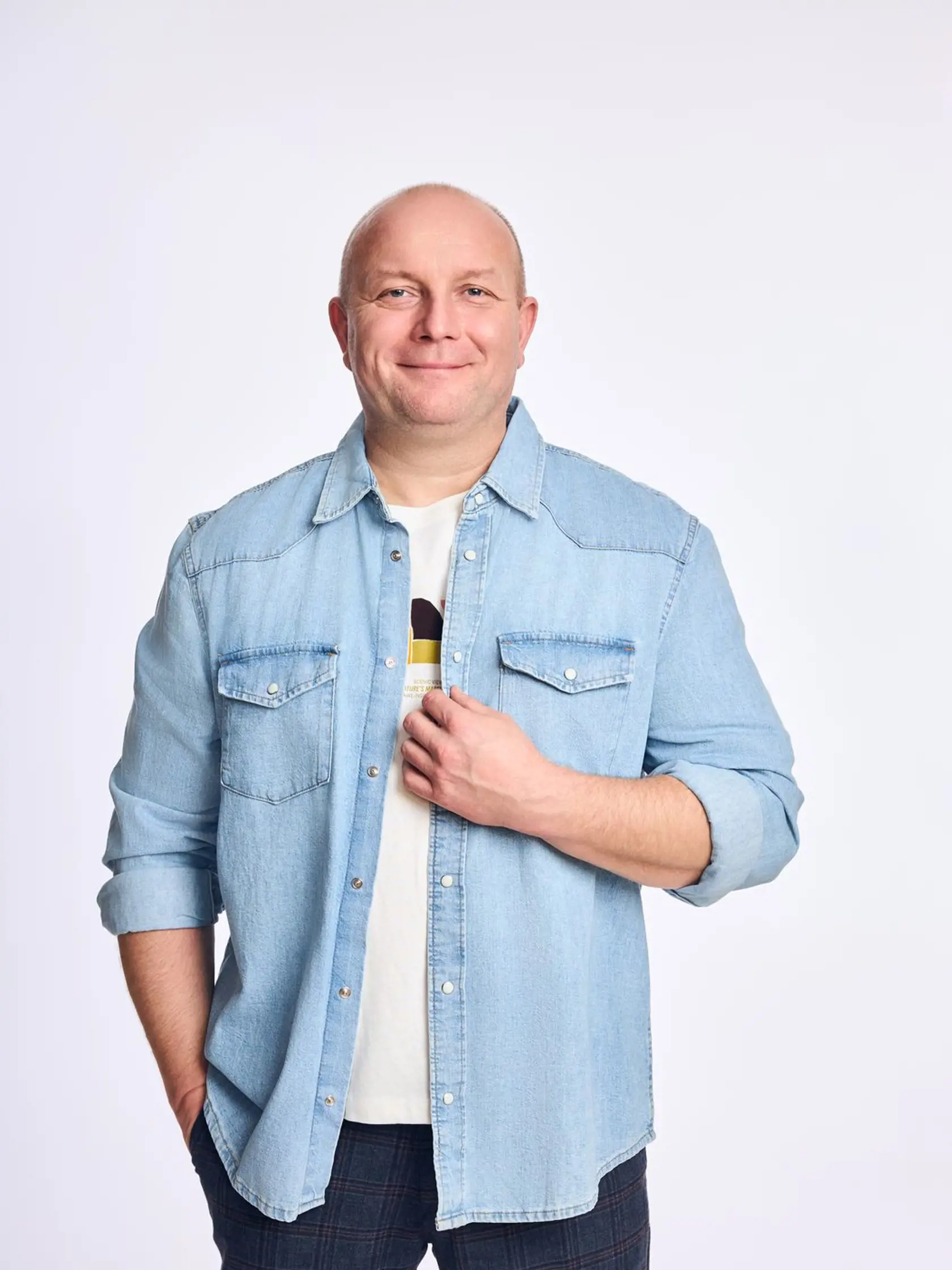 Ach, ocinko a slovenský muž tej doby ako vyšitý! Gregorovi Hološkovi úloha sadla ako uliata. 