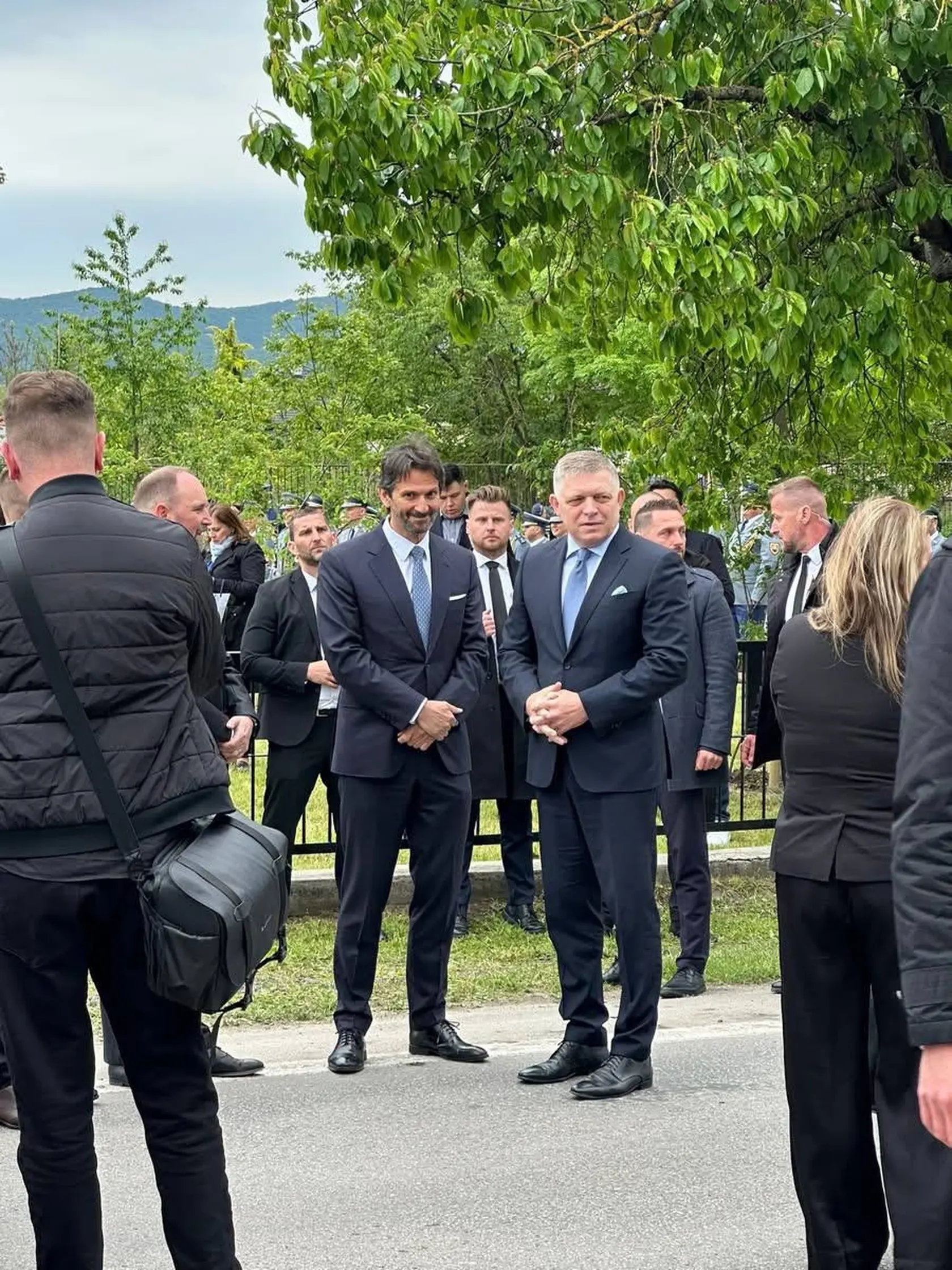 Minister obrany Robert Kaliňák a premiér Robert Fico počas osláv 80. výročia ukončenia 2. svetovej vojny. 
