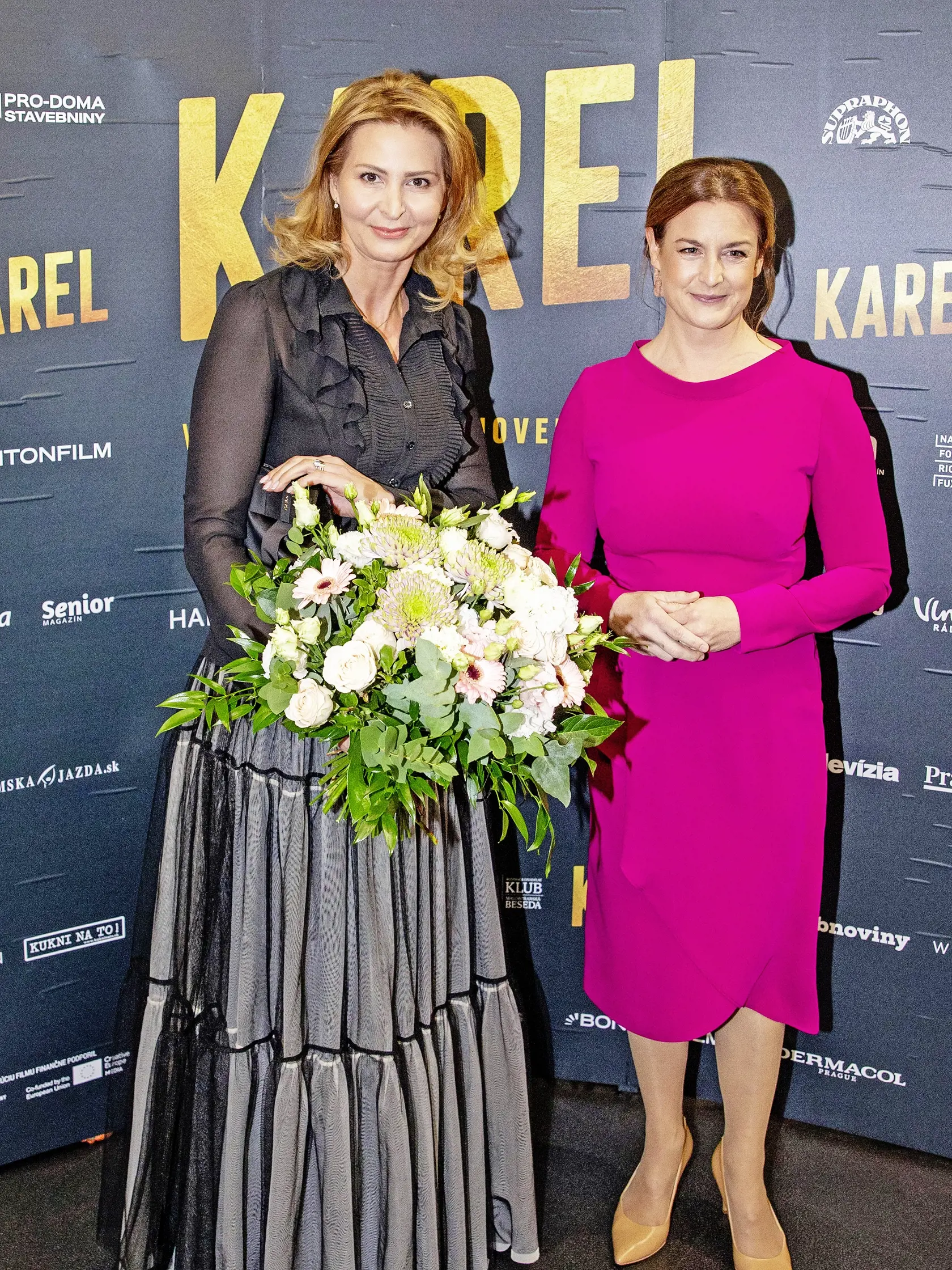 ČIERNA A CYKLÁMENOVÁ
Ministerka kultúry Natália Milanová dala vdove po Gottovi veľkú kyticu kvetov.