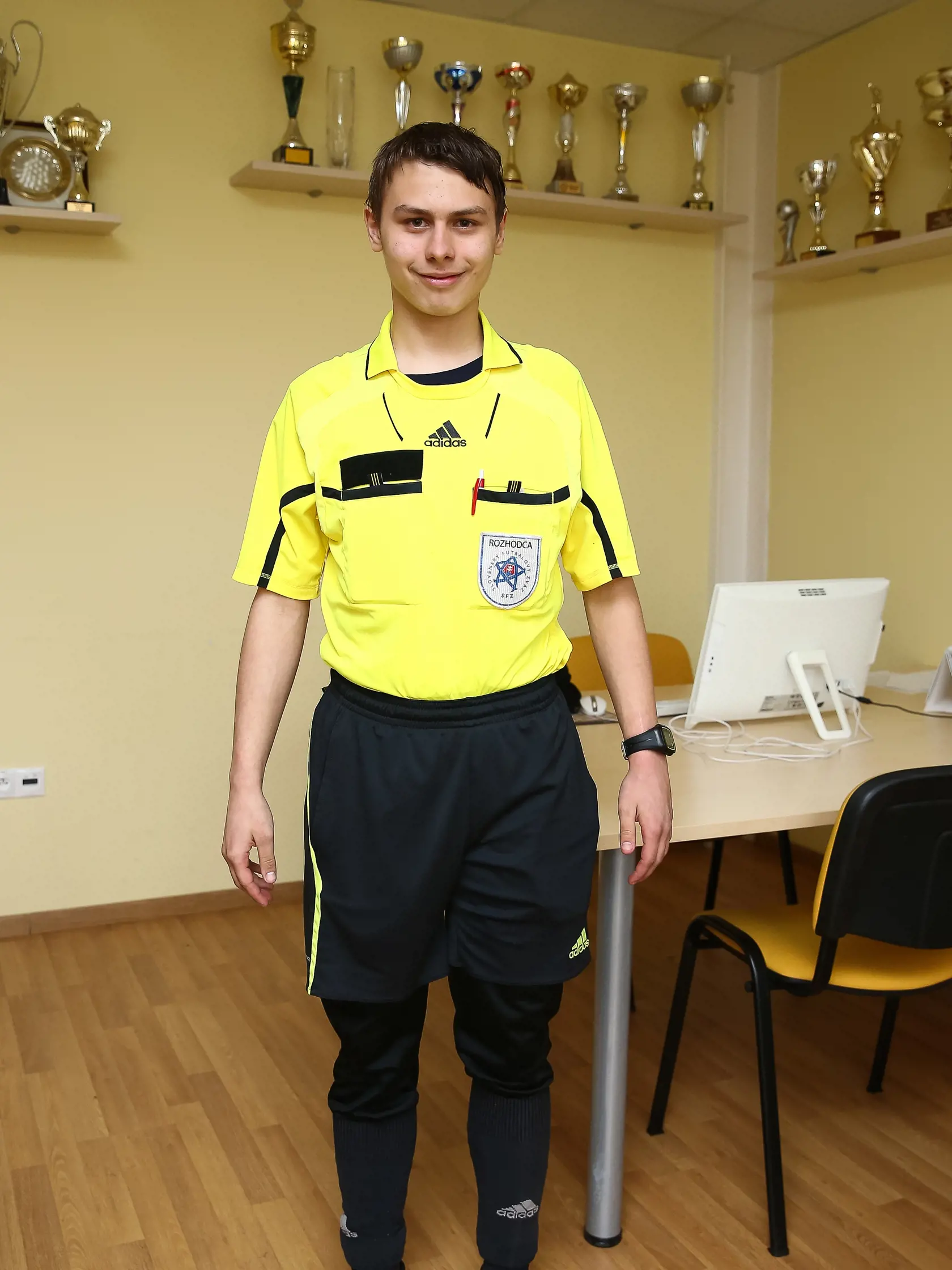 Ladislav Angial, ktorý sa zviditeľnil v speváckej súťaži Česko Slovenská Superstar 2018 hitom Pošta si privyrába ako rozhodca nižších futbalových súťaží.