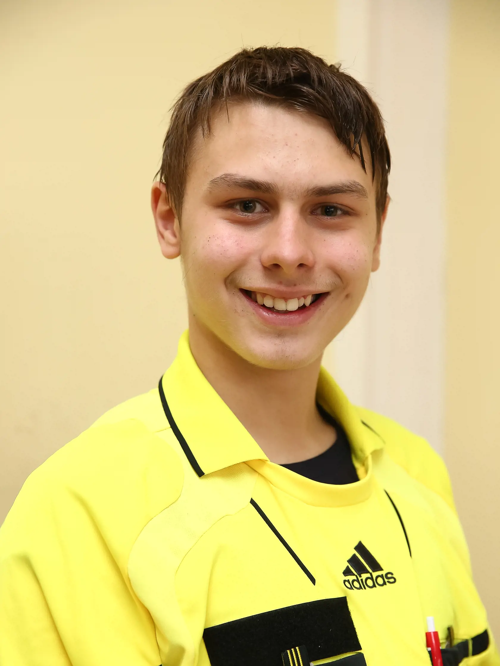 Ladislav Angial, ktorý sa zviditeľnil v speváckej súťaži Česko Slovenská Superstar 2018 hitom Pošta si privyrába ako rozhodca nižších futbalových súťaží.