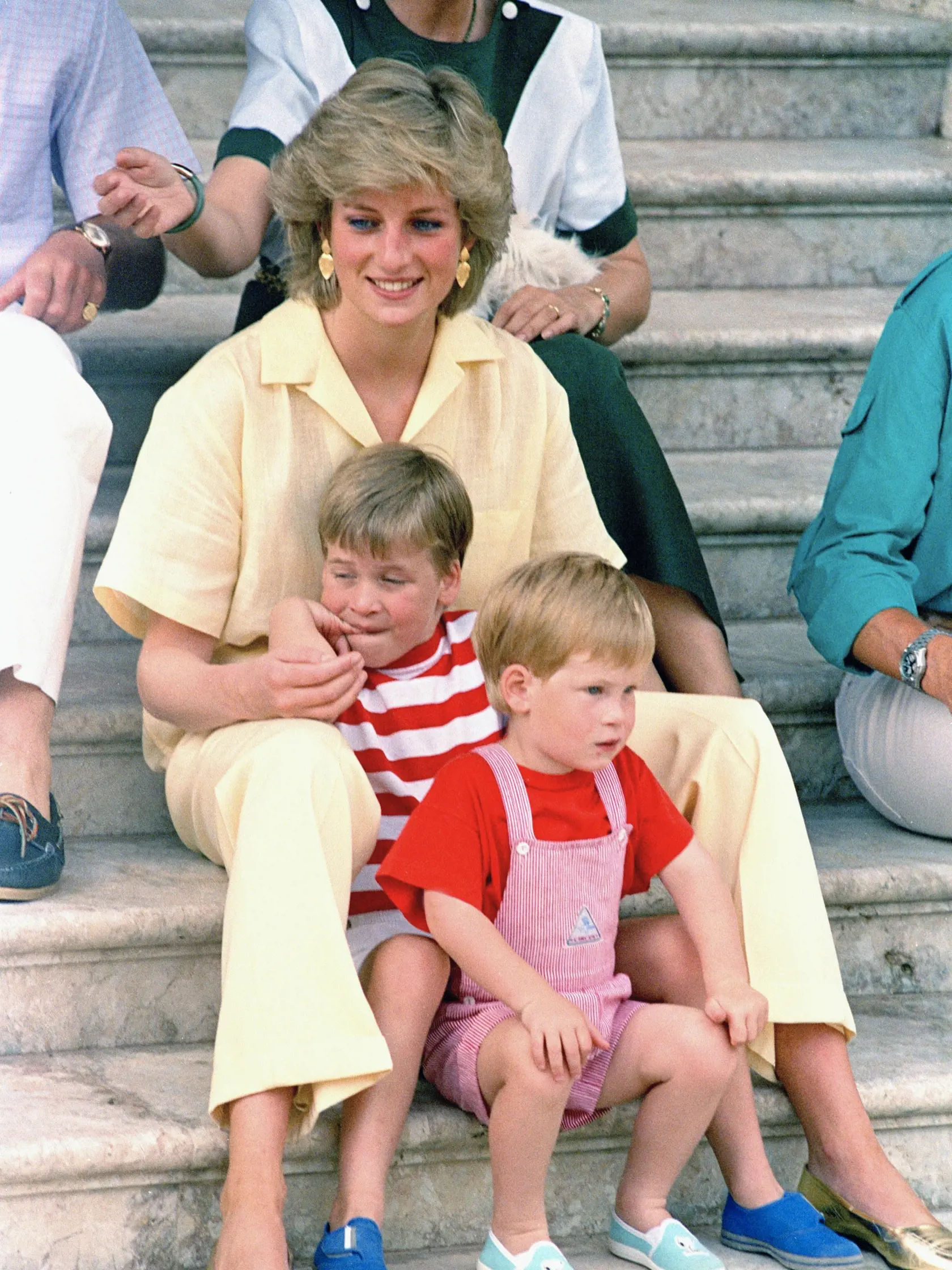 Na archívnej snímke Diana, princezná z Walesu a jej dvaja synovia princ Harry (v popredí) a princ William sedia na schodoch kráľovského paláca na španielskom ostrove Mallorca.