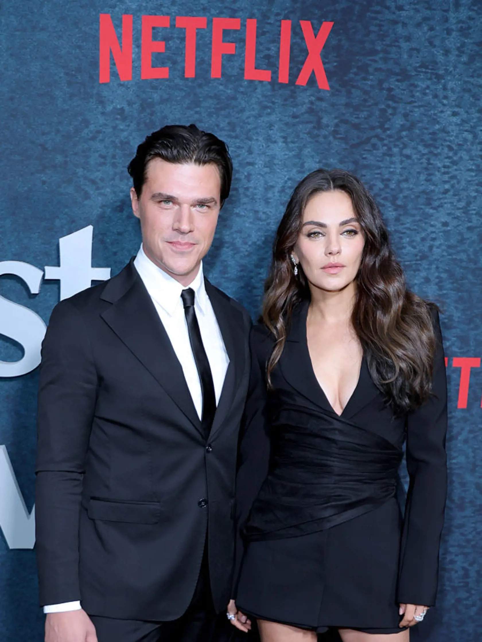 Mila Kunis bola na premiére nádherná. Čierne minišaty s hlbokým výstrihom z nej urobili sexicu.