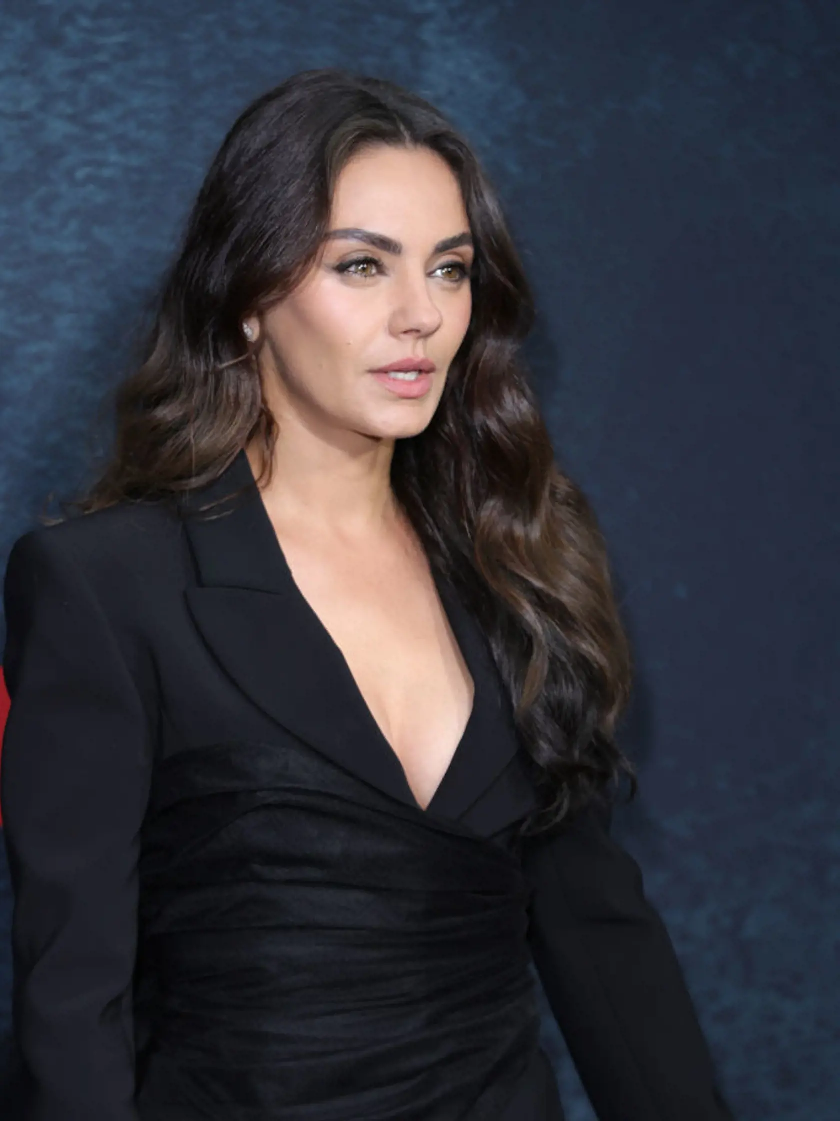Mila Kunis bola na premiére nádherná. Čierne minišaty s hlbokým výstrihom z nej urobili sexicu.