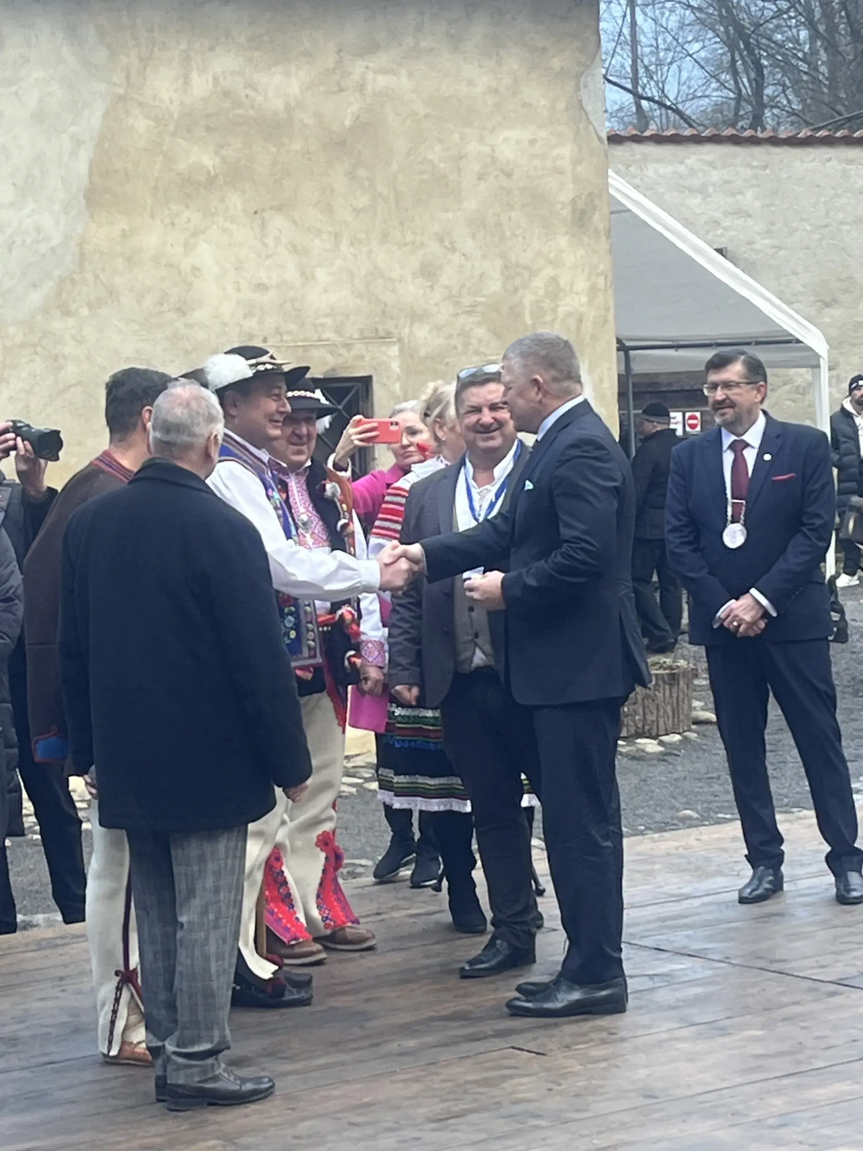 Premiéra Roberta Fica  vítali Gorali chlebom a soľou. 
