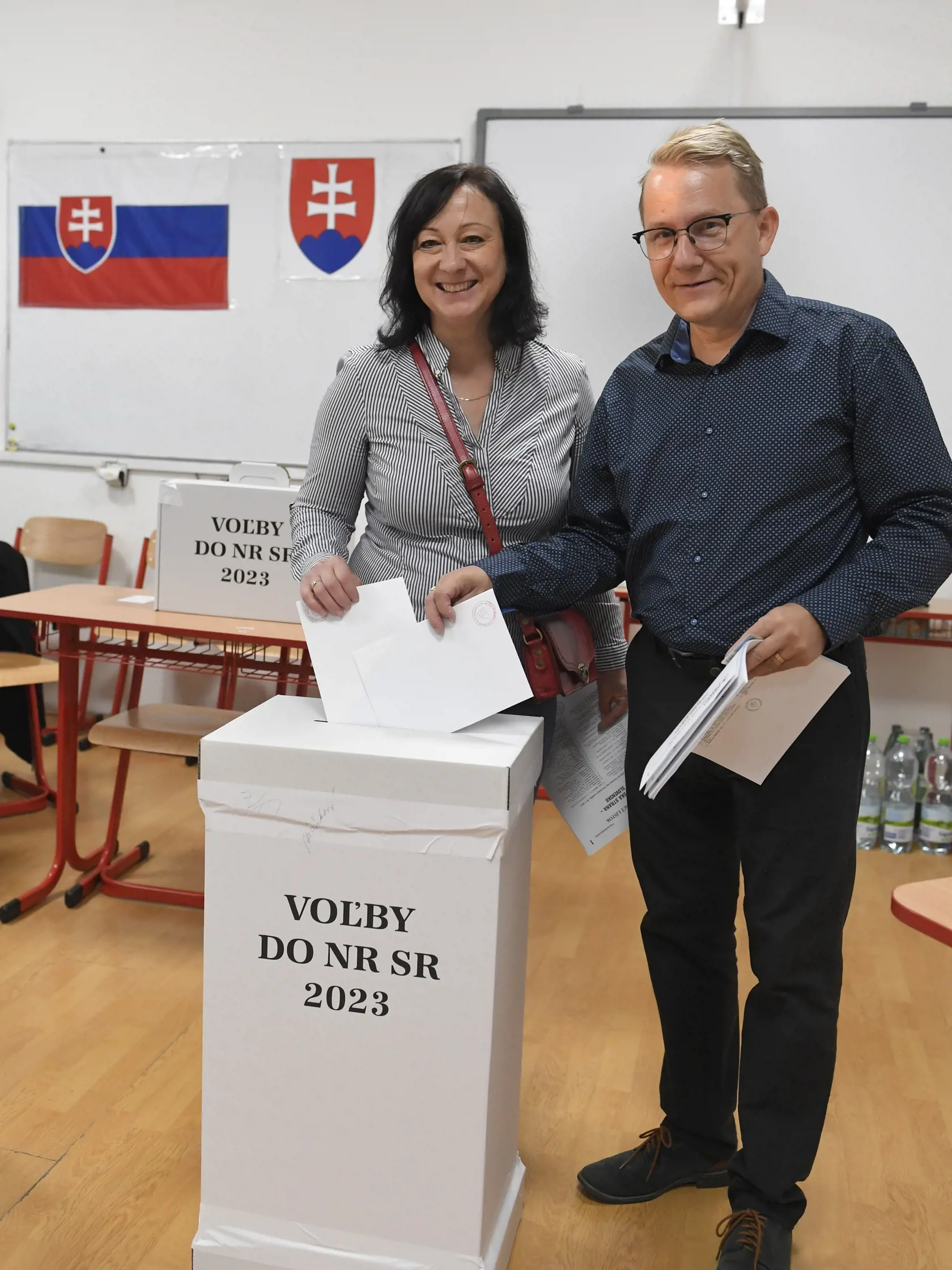 Na Slovensku sa v sobotu o 7.00 h začali v poradí štvrté predčasné a celkovo deviate parlamentné voľby v ére samostatnej SR. Na snímke manželia Gallovci vhadzujú obálky s hlasovacím lístkom do volebnej schránky vo volebnej miestnosti v Gymnáziu Park mládeže v Košiciach počas predčasných parlamentných volieb na Slovensku v sobotu 30. septembra 2023. FOTO TASR - František Iván 