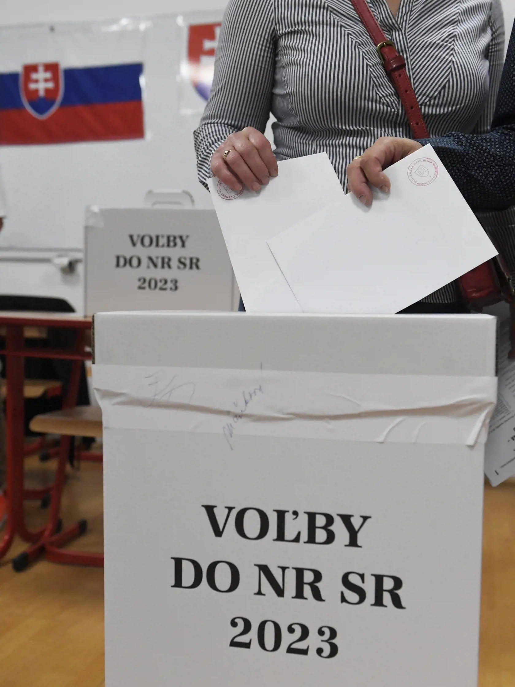 Na Slovensku sa v sobotu o 7.00 h začali v poradí štvrté predčasné a celkovo deviate parlamentné voľby v ére samostatnej SR. Na snímke manželia Gallovci vhadzujú obálky s hlasovacím lístkom do volebnej schránky vo volebnej miestnosti v Gymnáziu Park mládeže v Košiciach počas predčasných parlamentných volieb na Slovensku v sobotu 30. septembra 2023. FOTO TASR - František Iván 