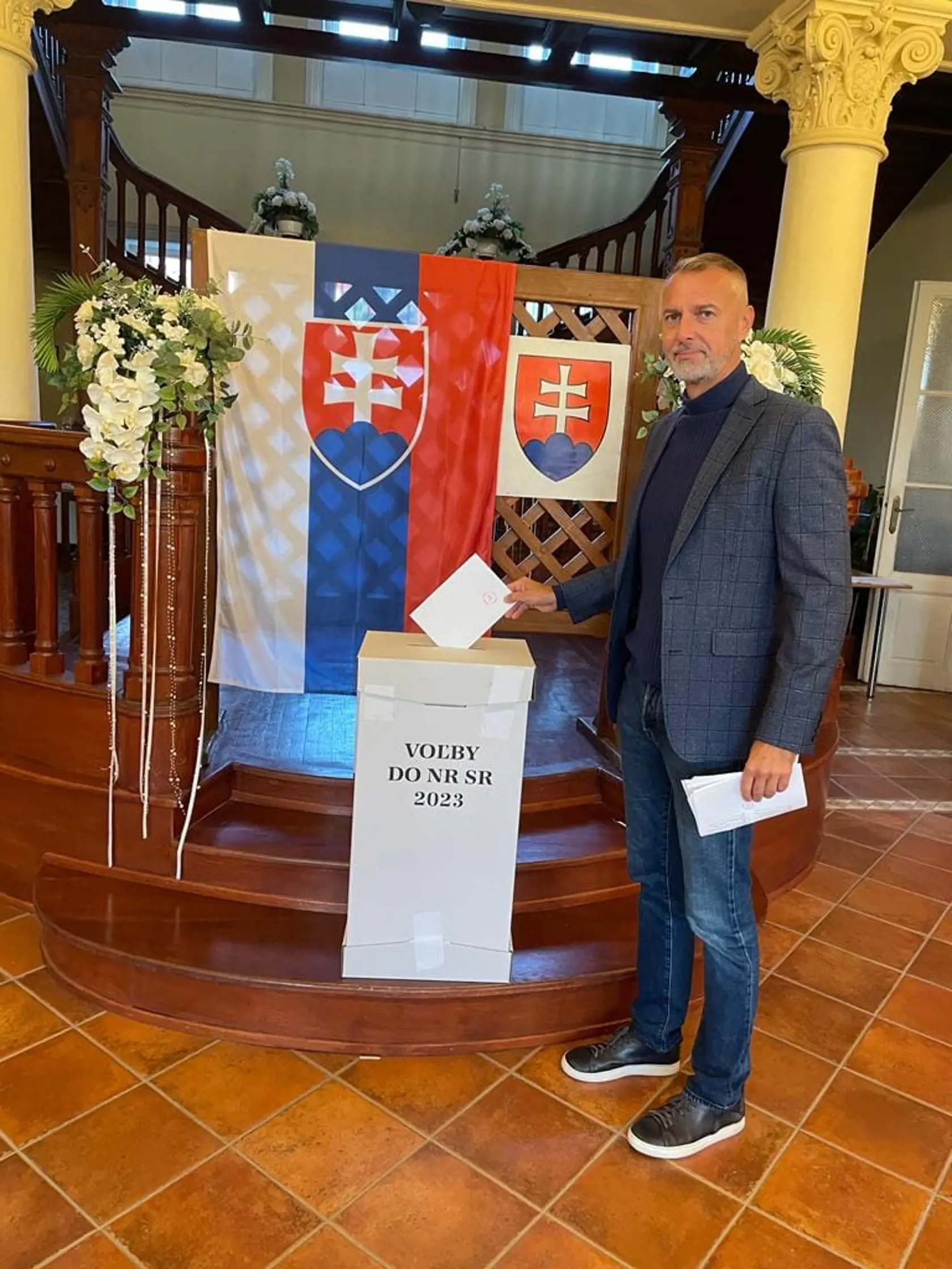 "Verím, že v nedeľu sa Slovensko prebudí ako silný štát, v ktorom budú na prvom mieste jeho občania. Prosím, príďte aj vy voliť. Ja som bol hneď ráno," napísal Richard Raši.