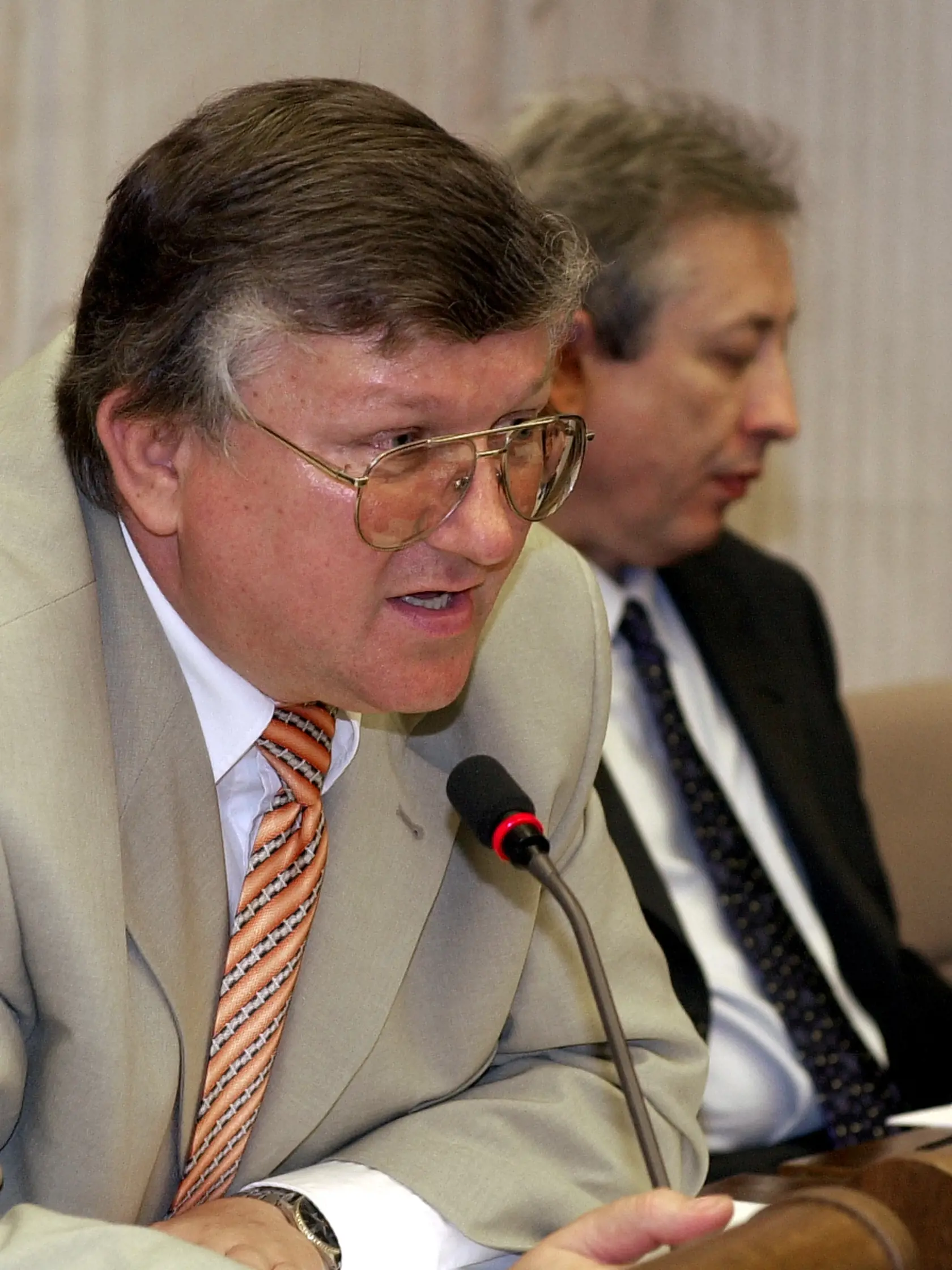 Slávnostným vyhlásením výsledkov referenda o vstupe SR do Európskej únie (EÚ) sa v utorok 20. mája 2003 začala 12. schôdza Národnej rady SR, na ktorej by poslanci mali prerokovať 33 bodov. Na snímke poslanci za KSS Ivan Hopta (vľavo) a Jozef Ševc počas rokovania parlamentu.