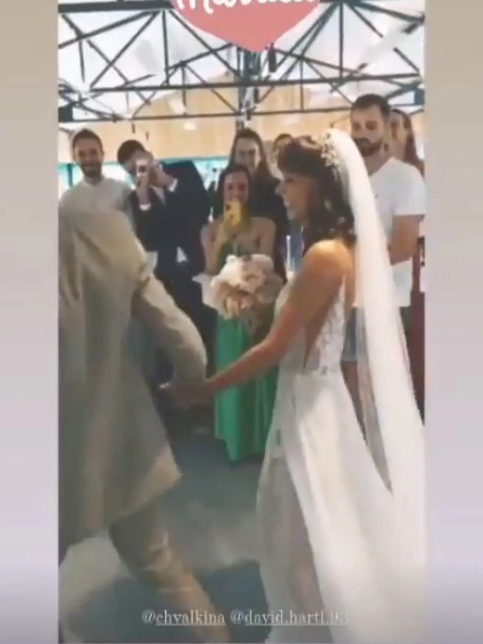 Herec David Hartl sa oženil. Manželka mala nádherné šaty.