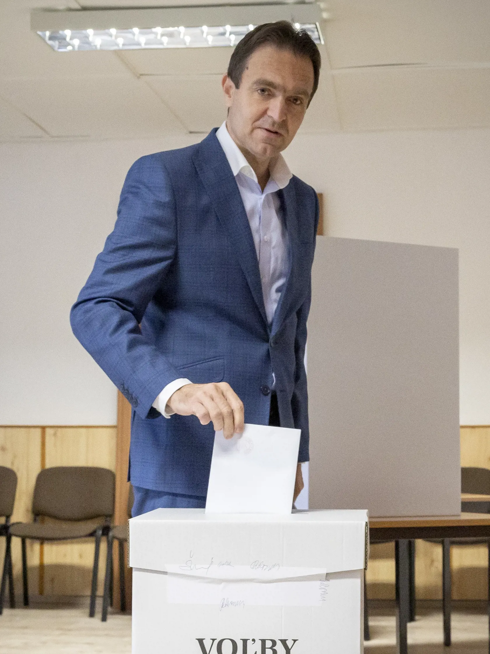 Odvolené má už aj dosluhujúci premiér úradníckej vlády Ľudovít Ódor. Nezaobišlo sa to však bez komplikácií! Ódor si totiž zabudol občiansky preukaz, čo zistil až vo volebnej miestnosti. Musel sa preňho vrátiť a potom sa mu podarilo riadne si odvoliť. Premiér volil v v bratislavskej Devínskej Novej Vsi.