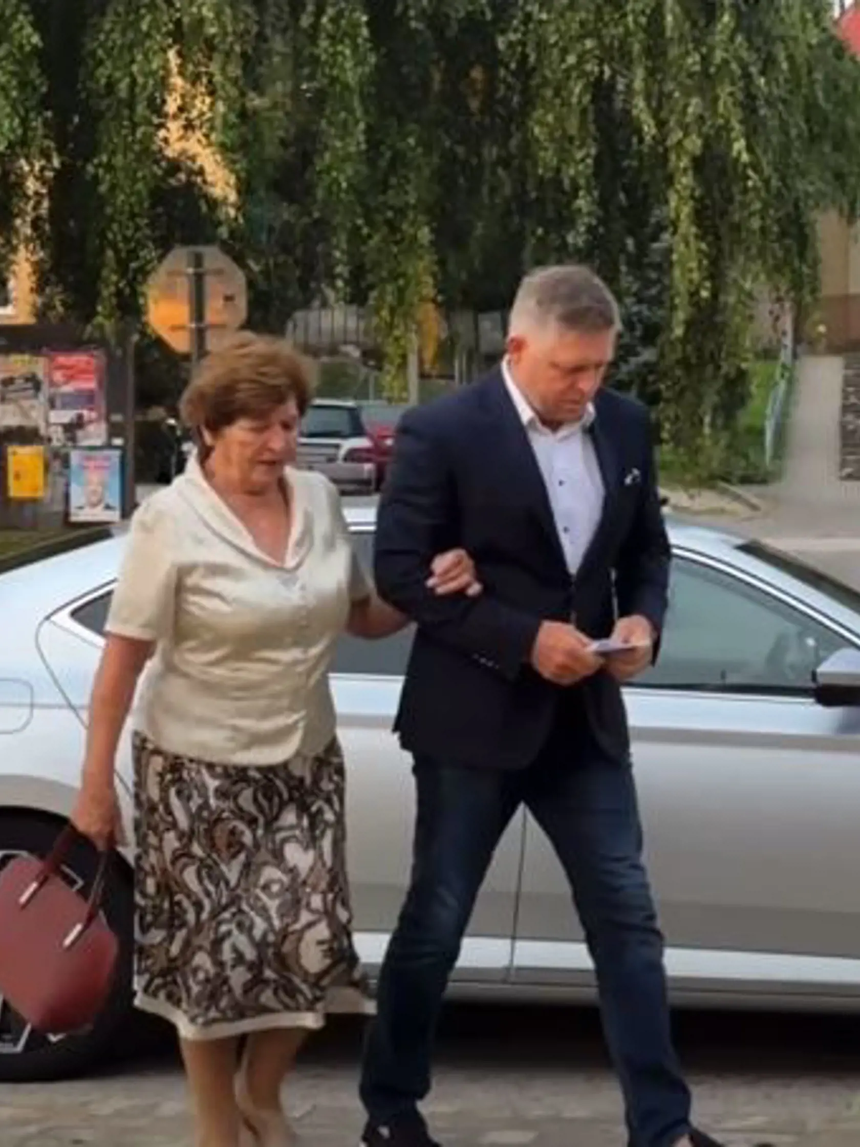 Robert Fico s mamou počas volieb 2023.