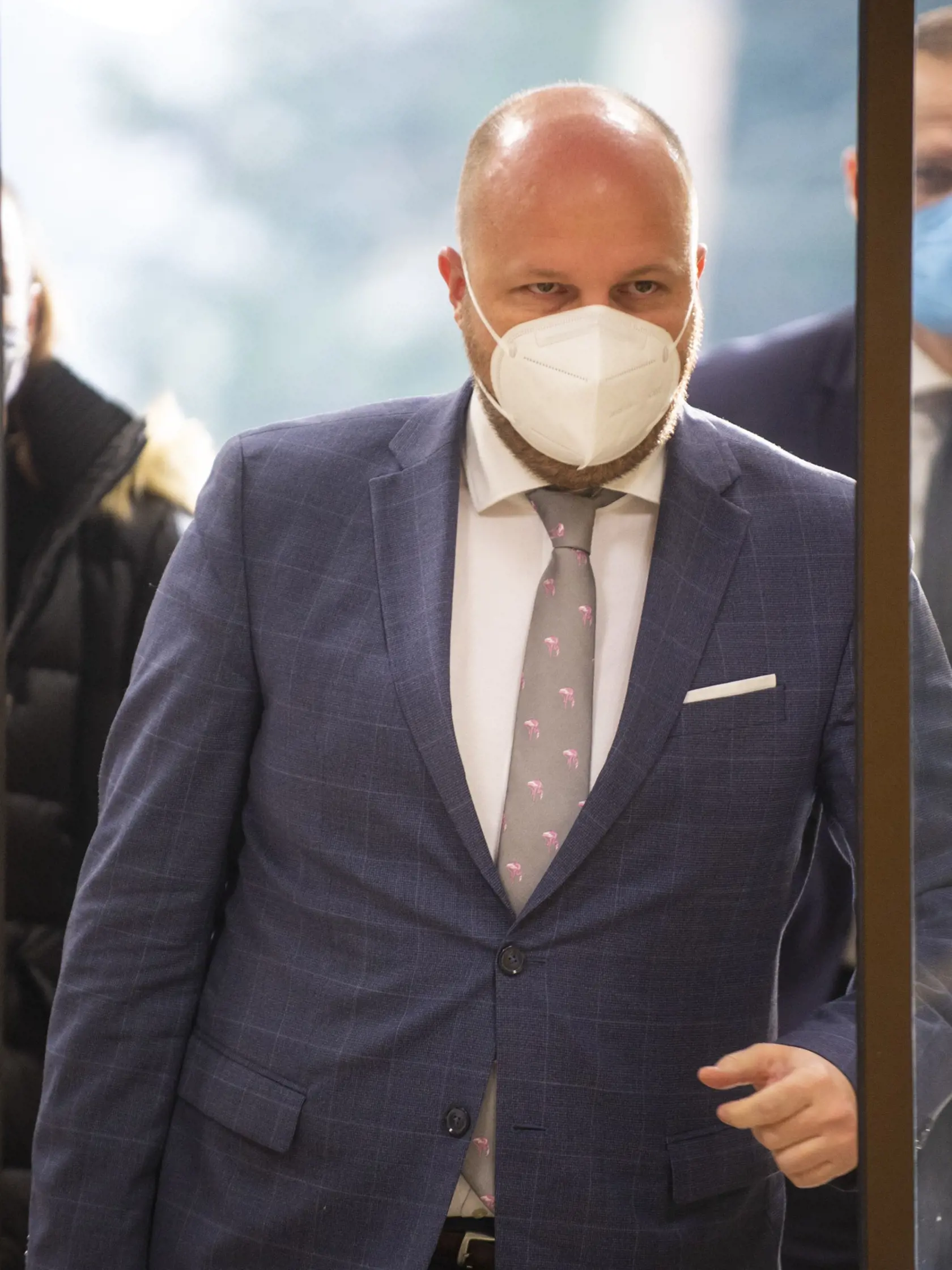 Sako zapnuté na jeden gombík sa u šéfa rezortu obrany stalo nemilou realitou.
