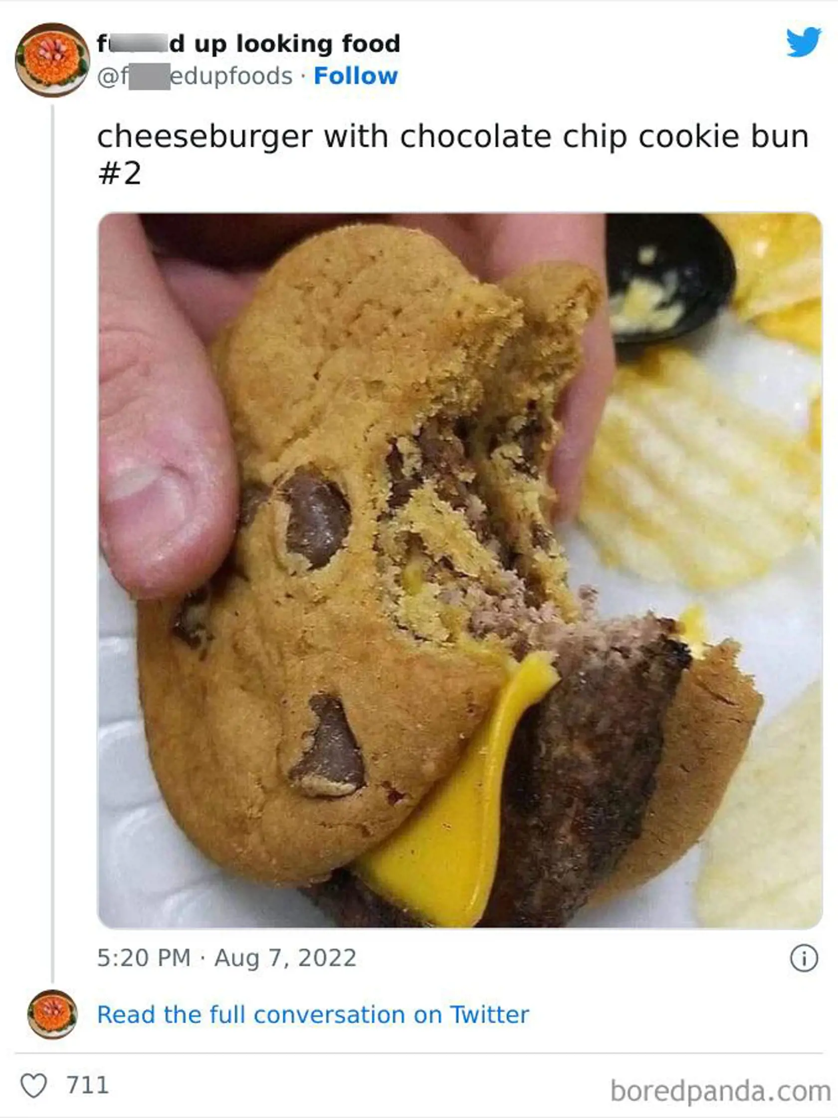 Cheeseburger s keksíkom namiesto žemle.