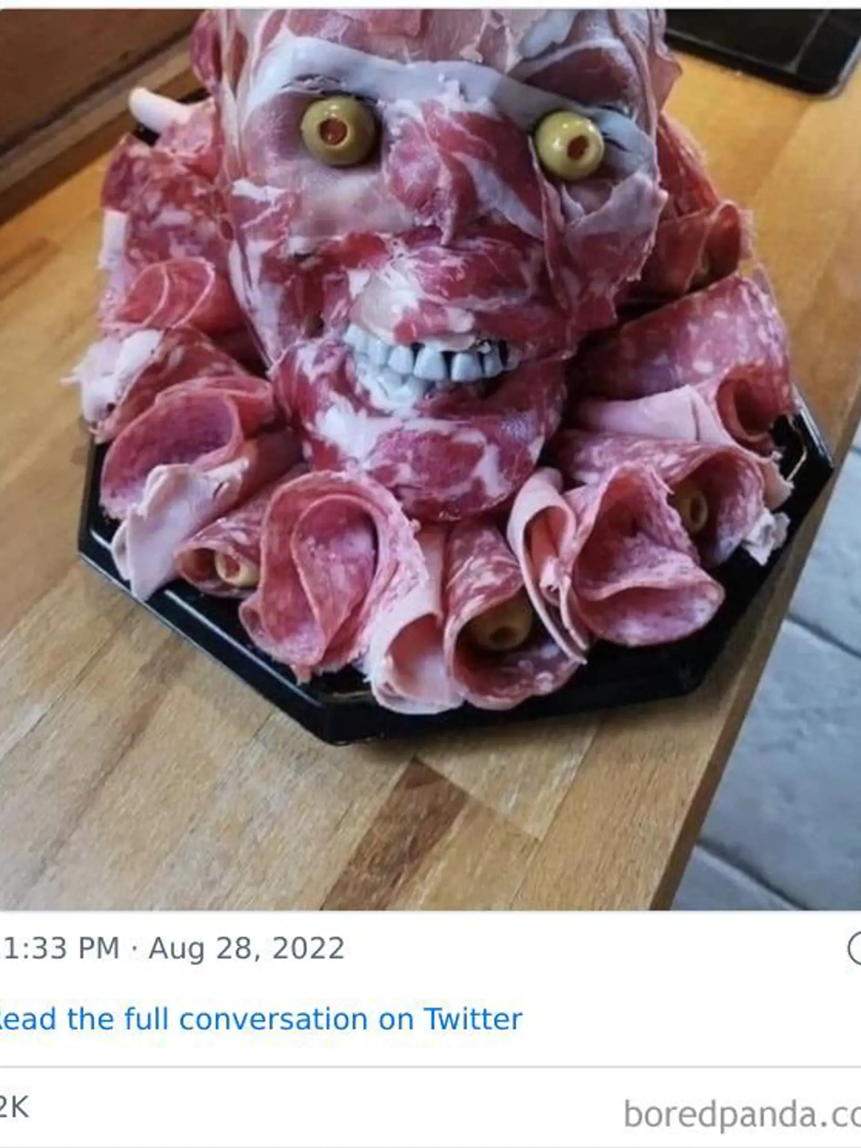 Misa s občerstvením pre návštevu.