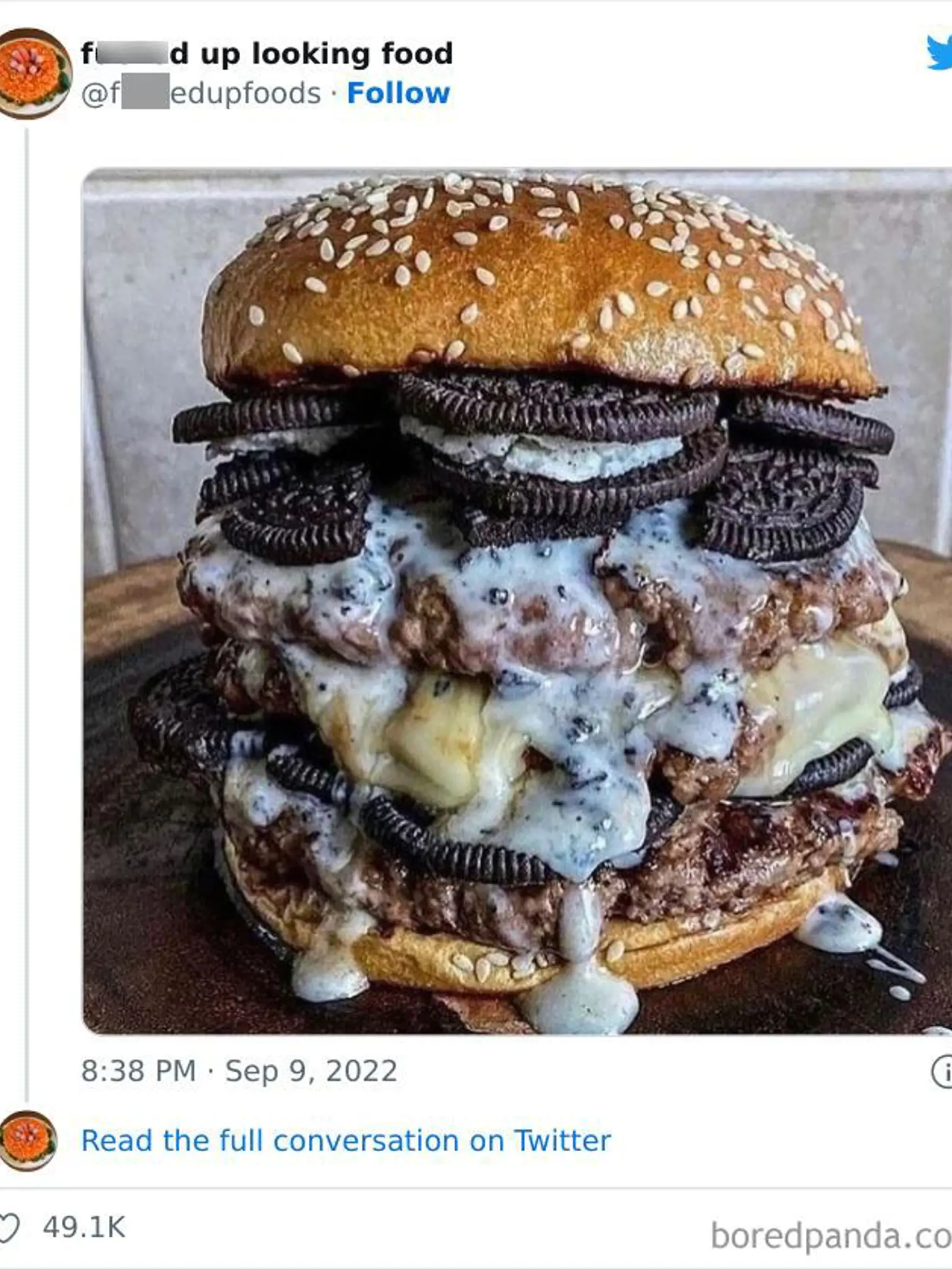 Vynikajúci burger plný mäsa a oreo sušienok.