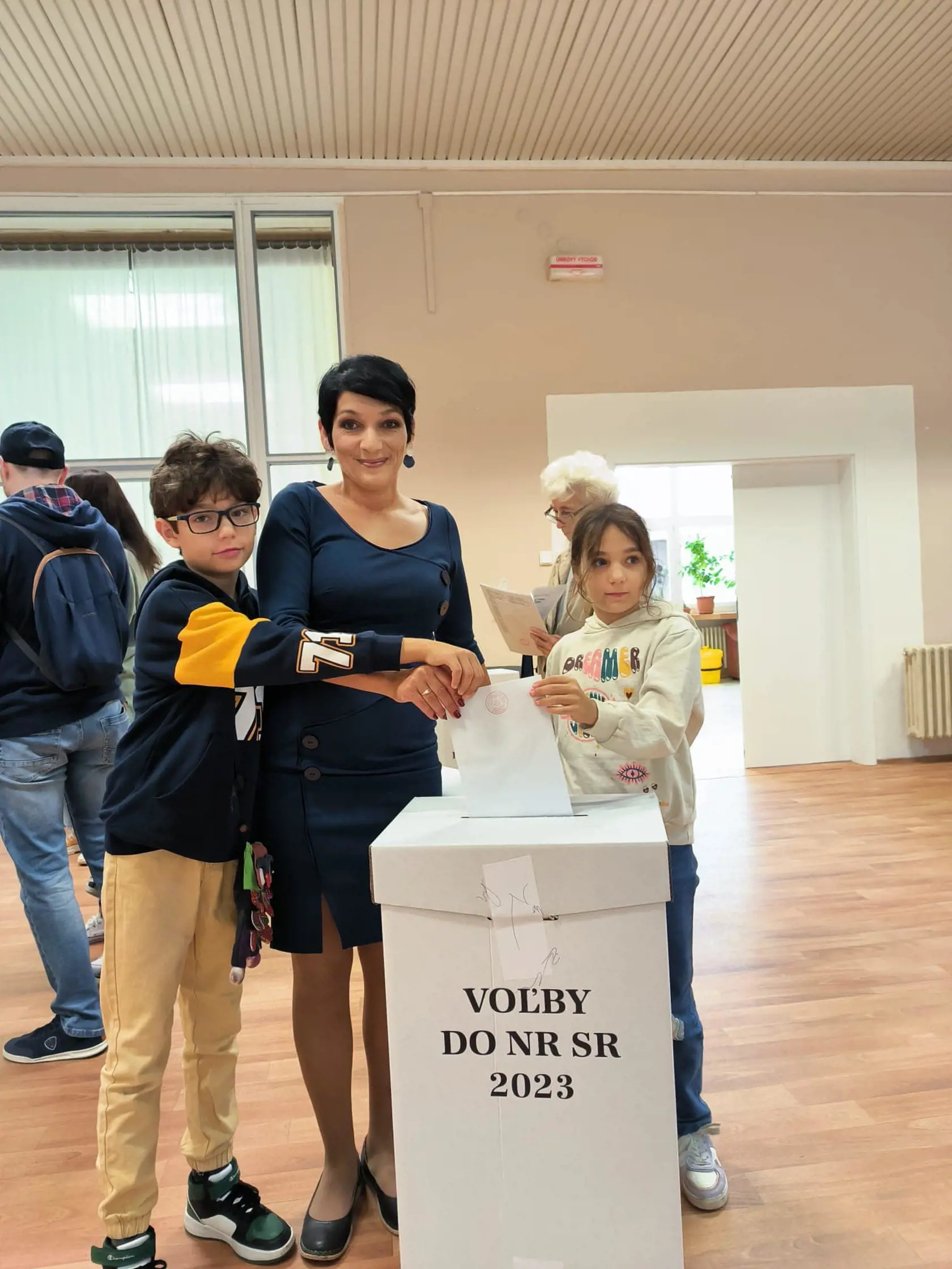 Bývalá šéfka PS Irena Bihariová tiež odvolila v spoločnosti svojho syna a dcéry.