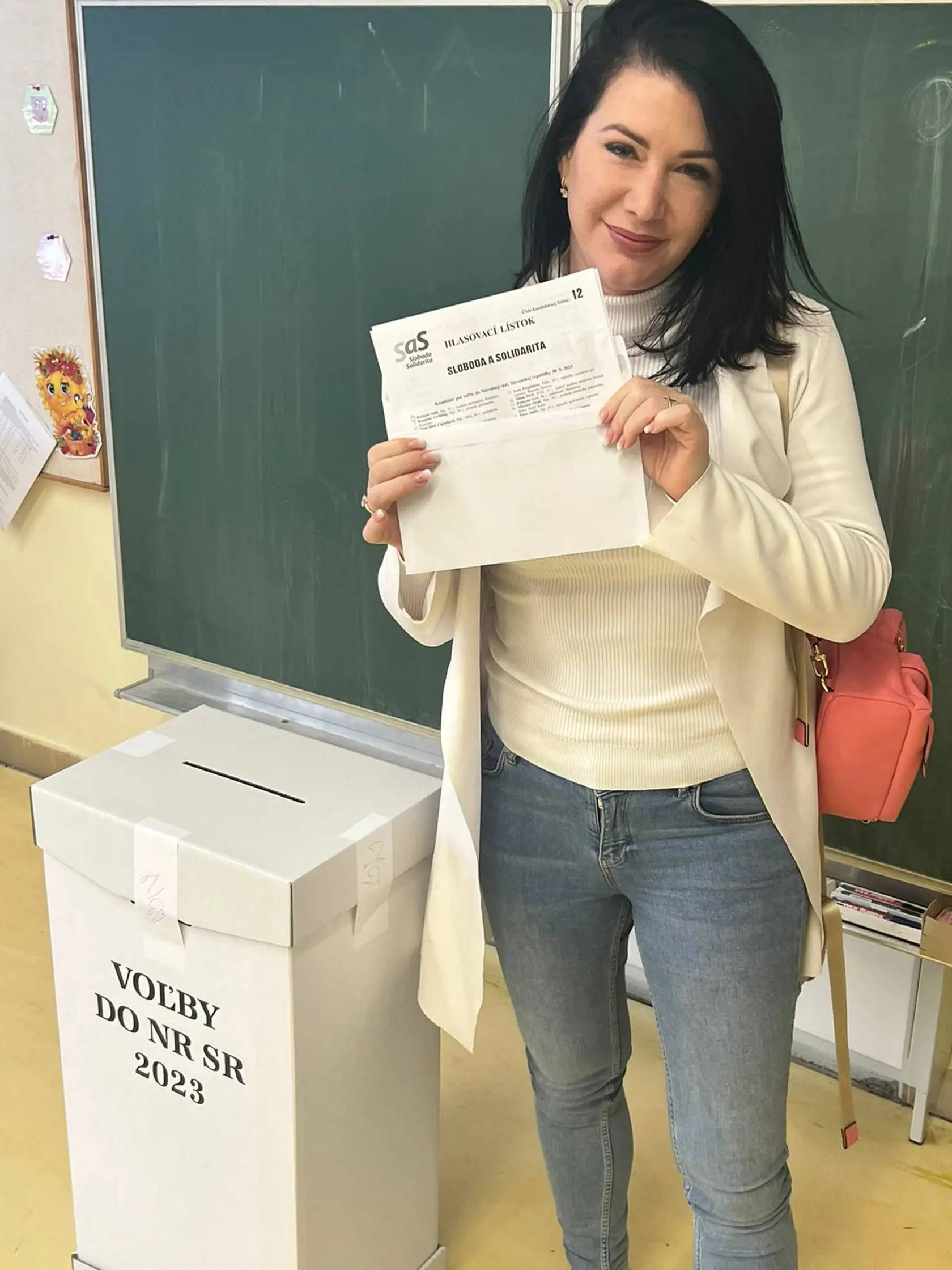 Janka Bittó Cigániková z SaS bola hodiť svoj hlasovací lístok do urny. Ukázala aj koho volila. Ako inak...