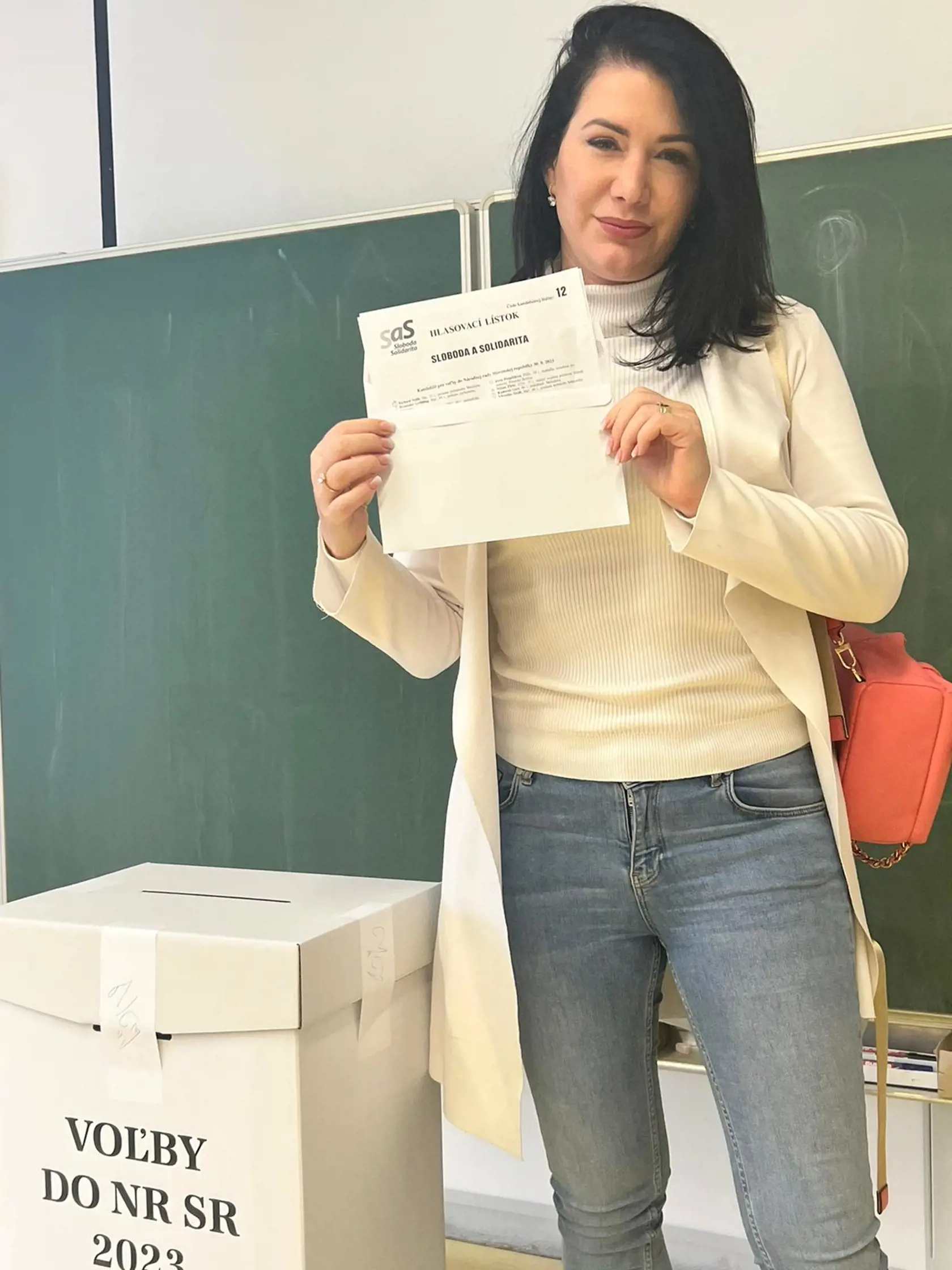 Janka Bittó Cigániková z SaS bola hodiť svoj hlasovací lístok do urny. Ukázala aj koho volila. Ako inak...