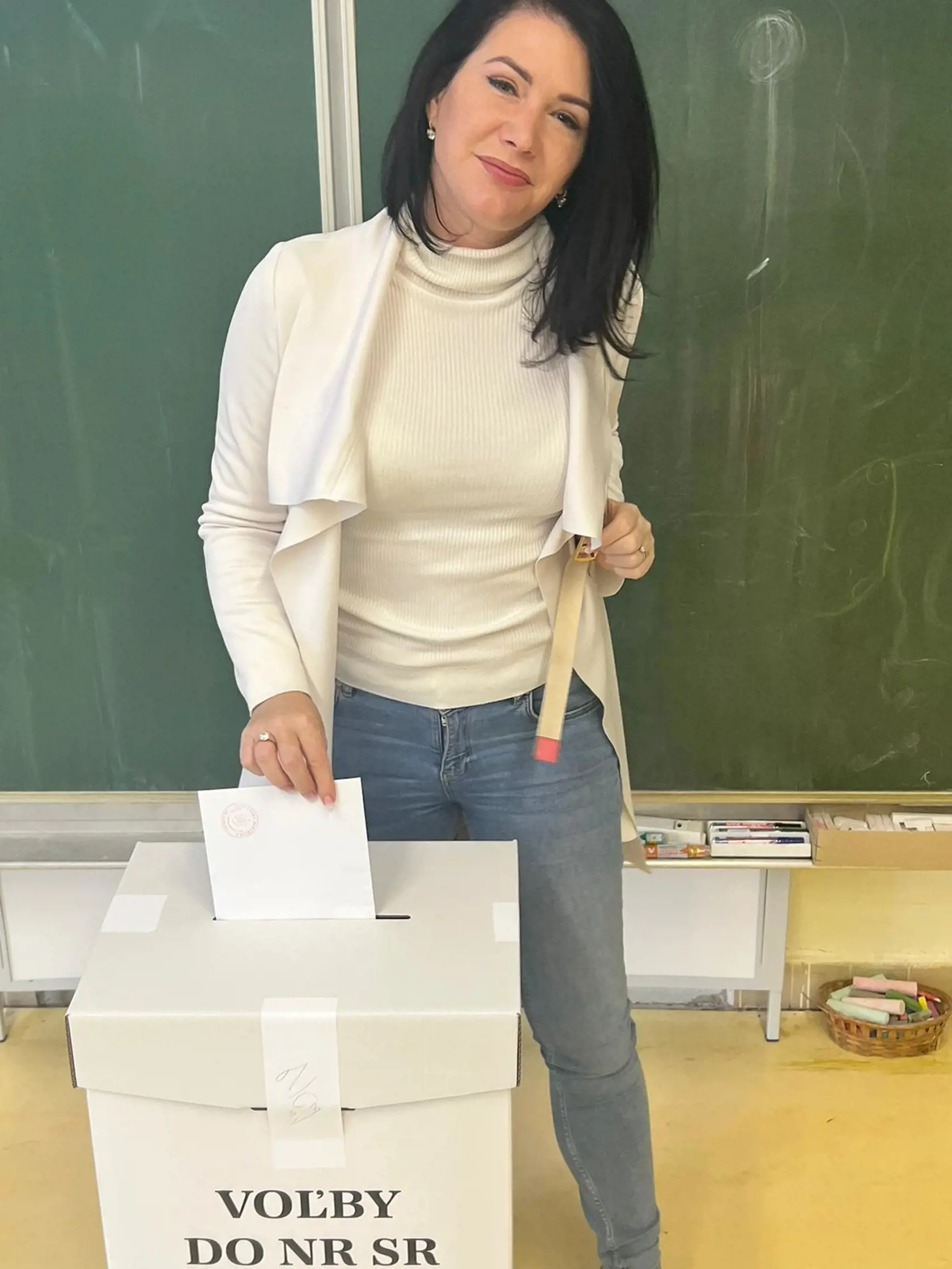 Voľby 2023: Janka Bittó Cigániková hádže volebný lístok do urny.