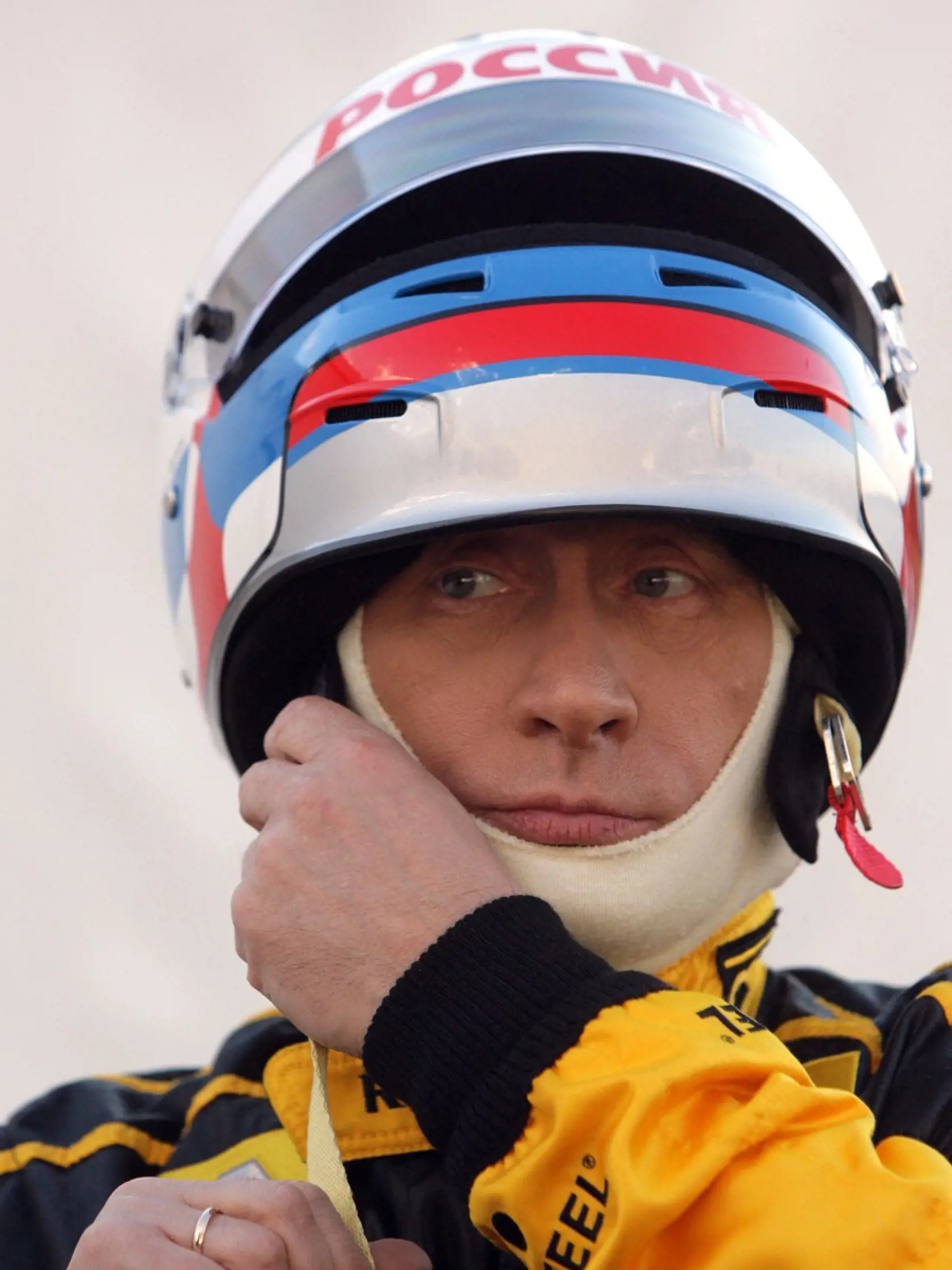 Ruský prezident Vladimir Putin ako pretekár formule.