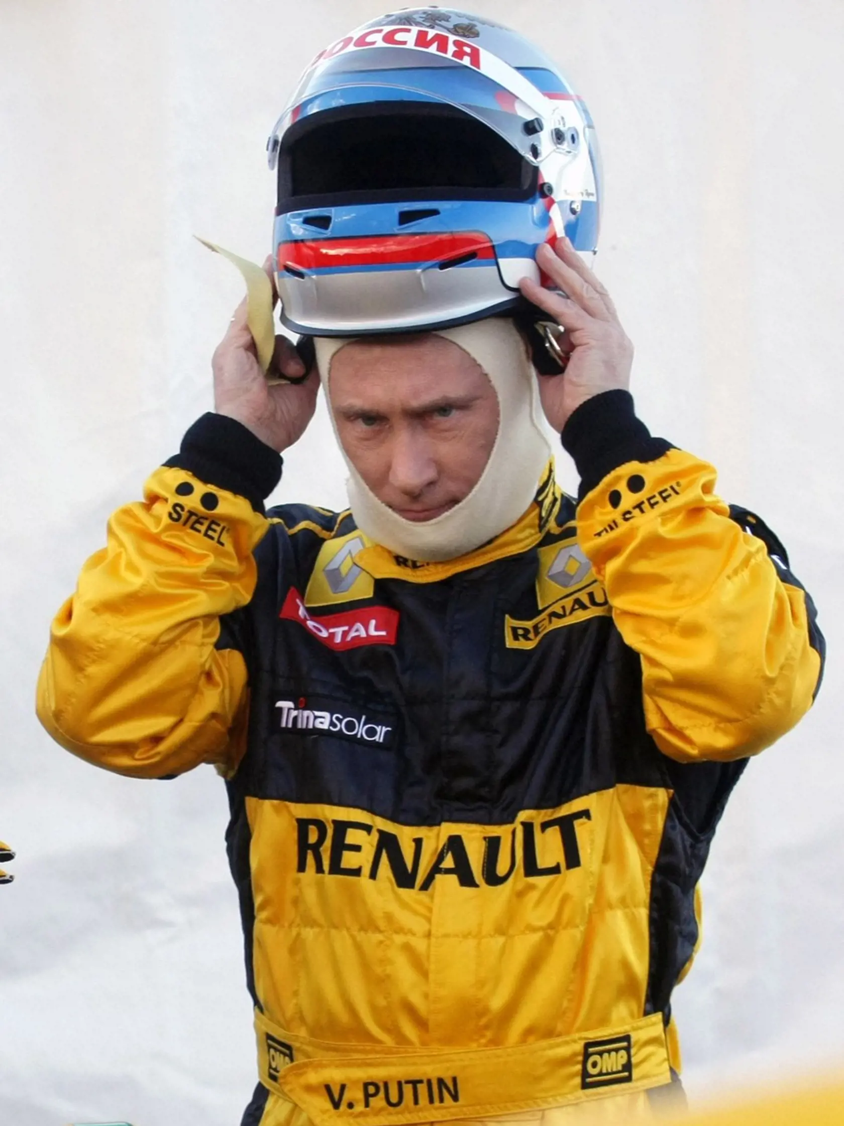 Ruský prezident Vladimir Putin ako pretekár formule.