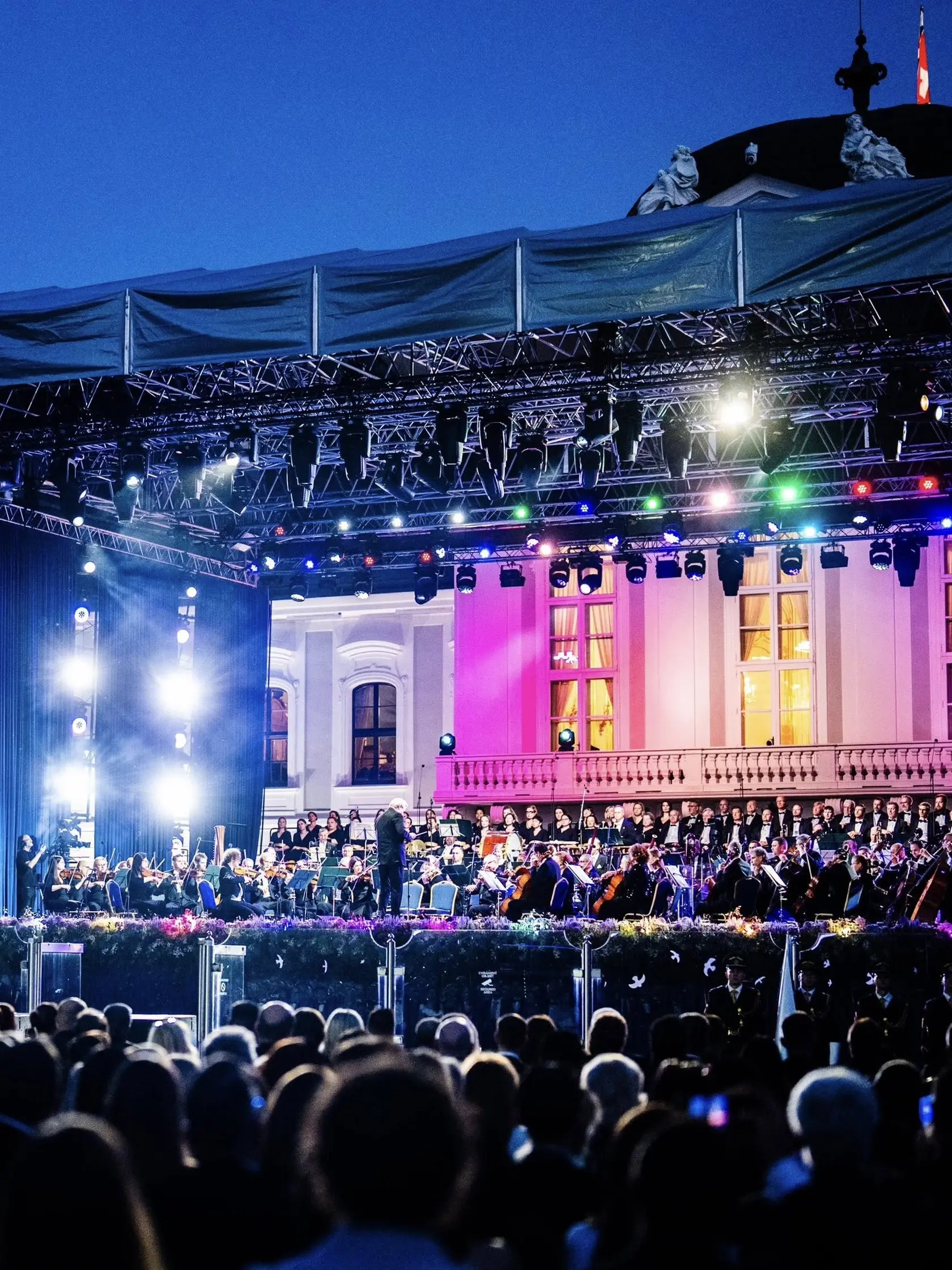 "Celý koncert mal aj benefičný rozmer  – z výťažku podporíme dve základné umelecké školy a občianske združenie," napísal prezident Peter Pellegrini na svojom facebookovom profile. 